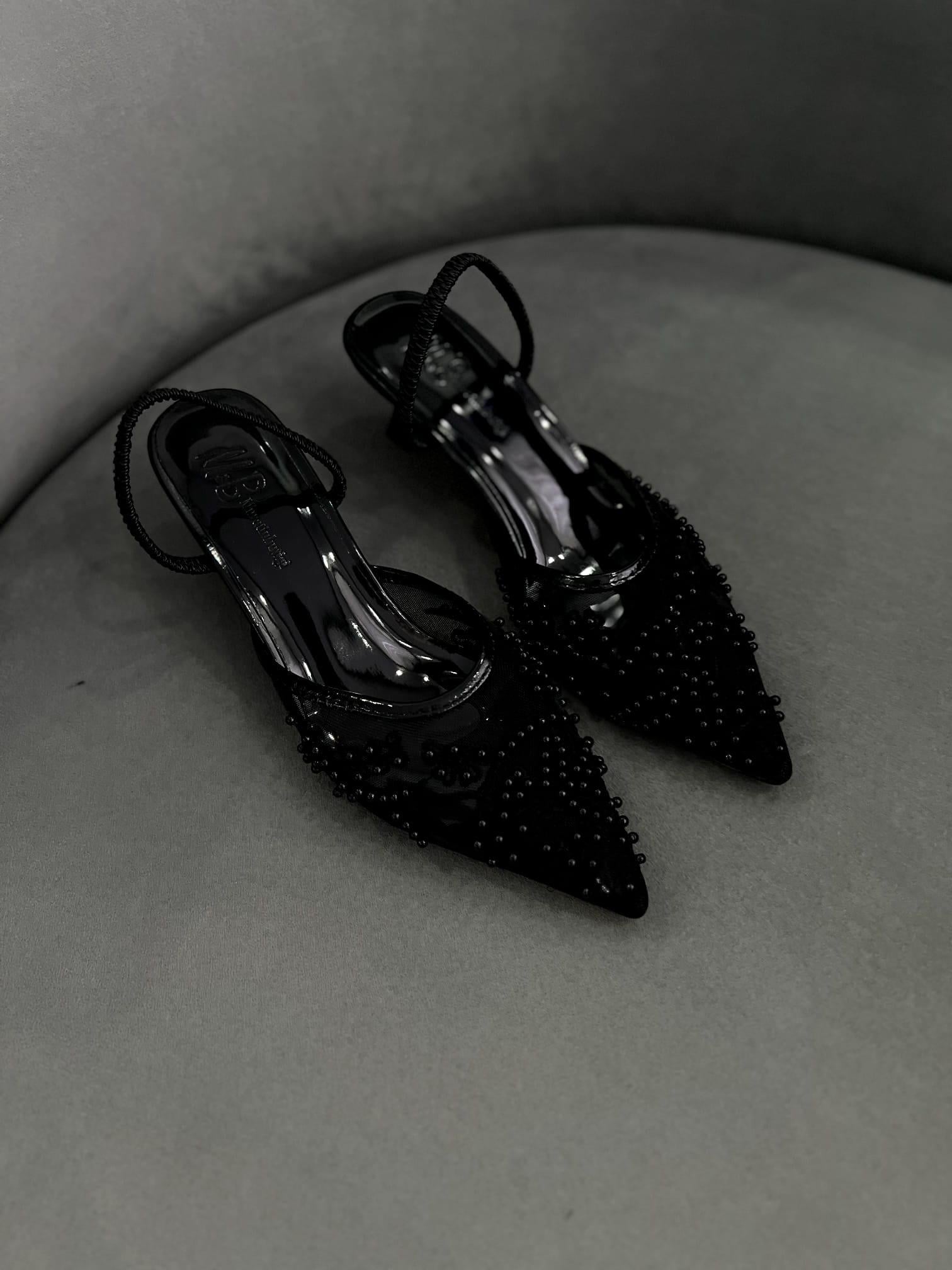 Siyah Renk 5 cm topuklu stiletto, zarif taş detaylarıyla şık ve rahat bir kullanım sunar