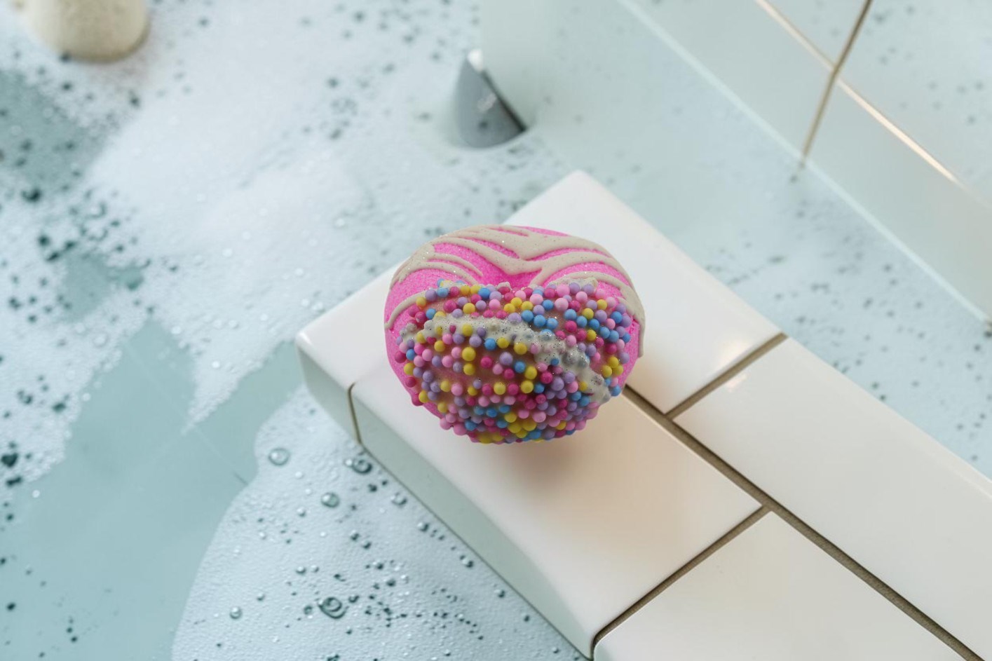 Kiraz Özlü Donut Banyo Bombası – Nemlendirici & Efervesan Banyo Topu