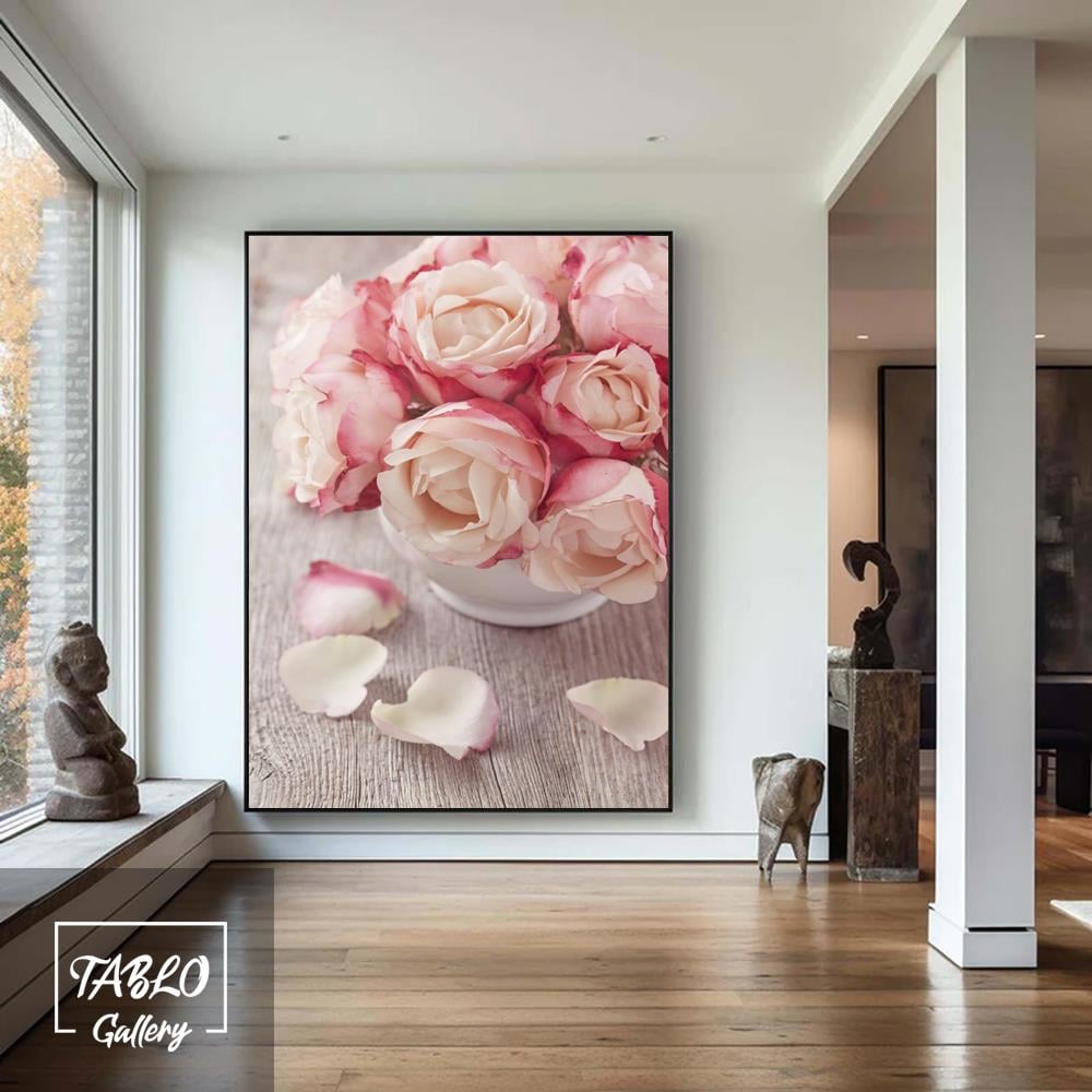 Beyaz Oval Vazo İçerisinde Pembe Gül ve Yaprakları Kanvas Tablo