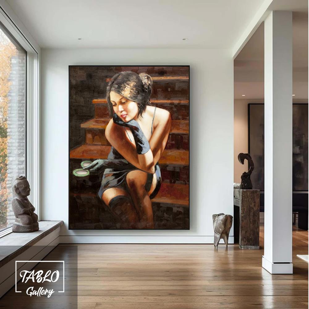 Merdivenlerde oturan Siyah Elbiseli Kadın Figürü Kanvas Tablo