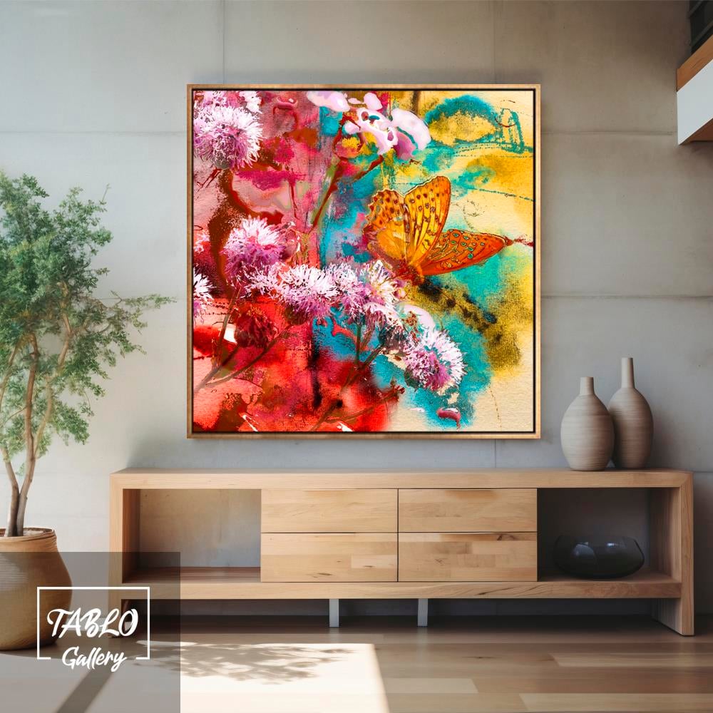 Pembe Top Çiçek Üzerinde Turuncu Benekli Kelebek Kanvas Tablo