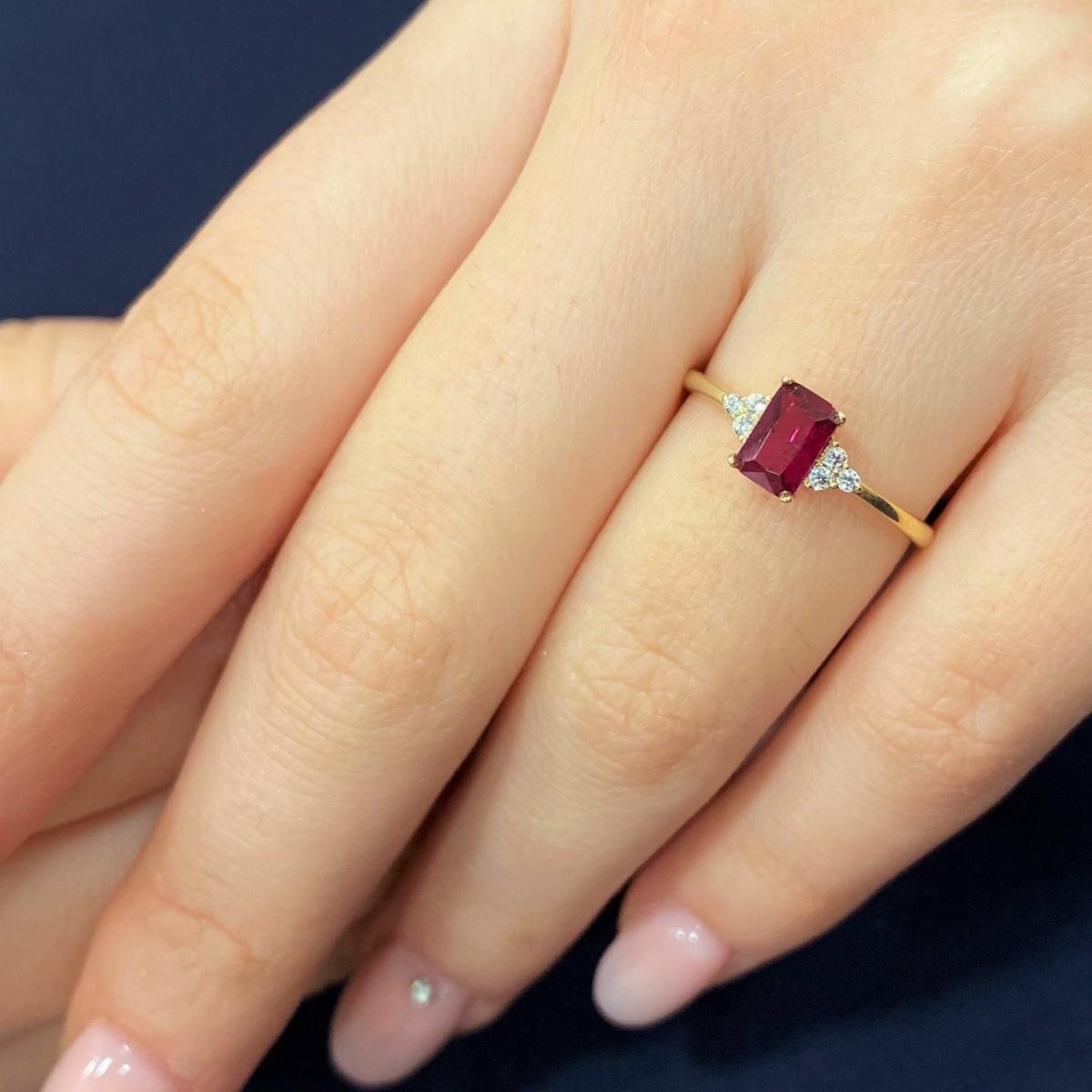 Yakut Renkli Kenar Taşlı Altın Yüzük YZA 101 01 07 00