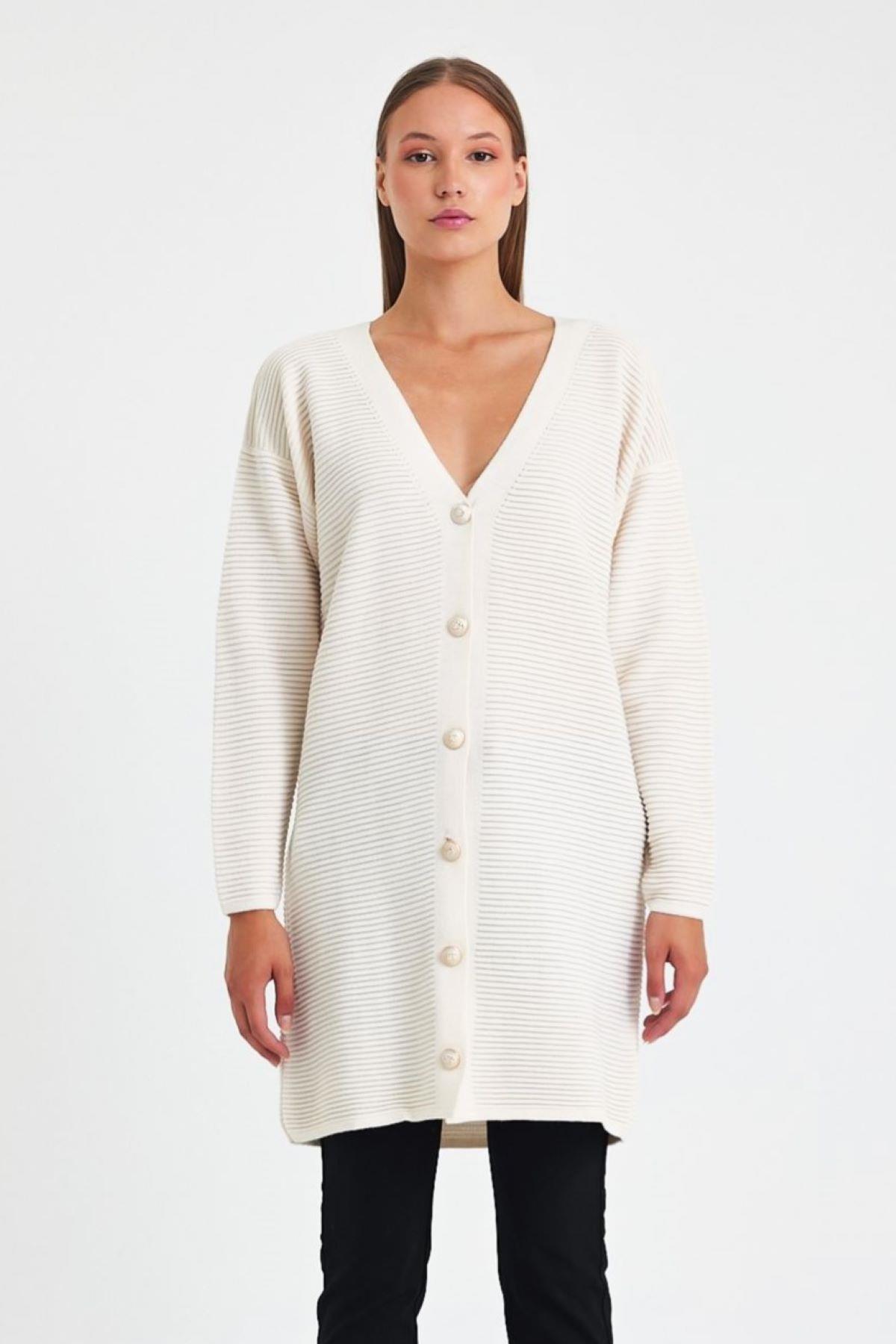 Beyaz Fitilli Düğmeli Uzun Triko Hırka