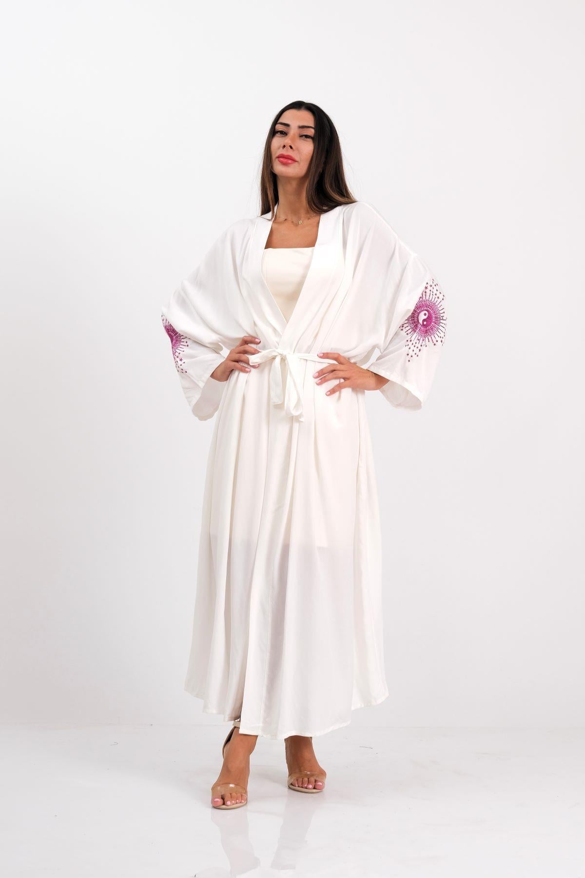 Beyaz Sırtı ve Kolları Nakışlı Püsküllü Uzun Kimono