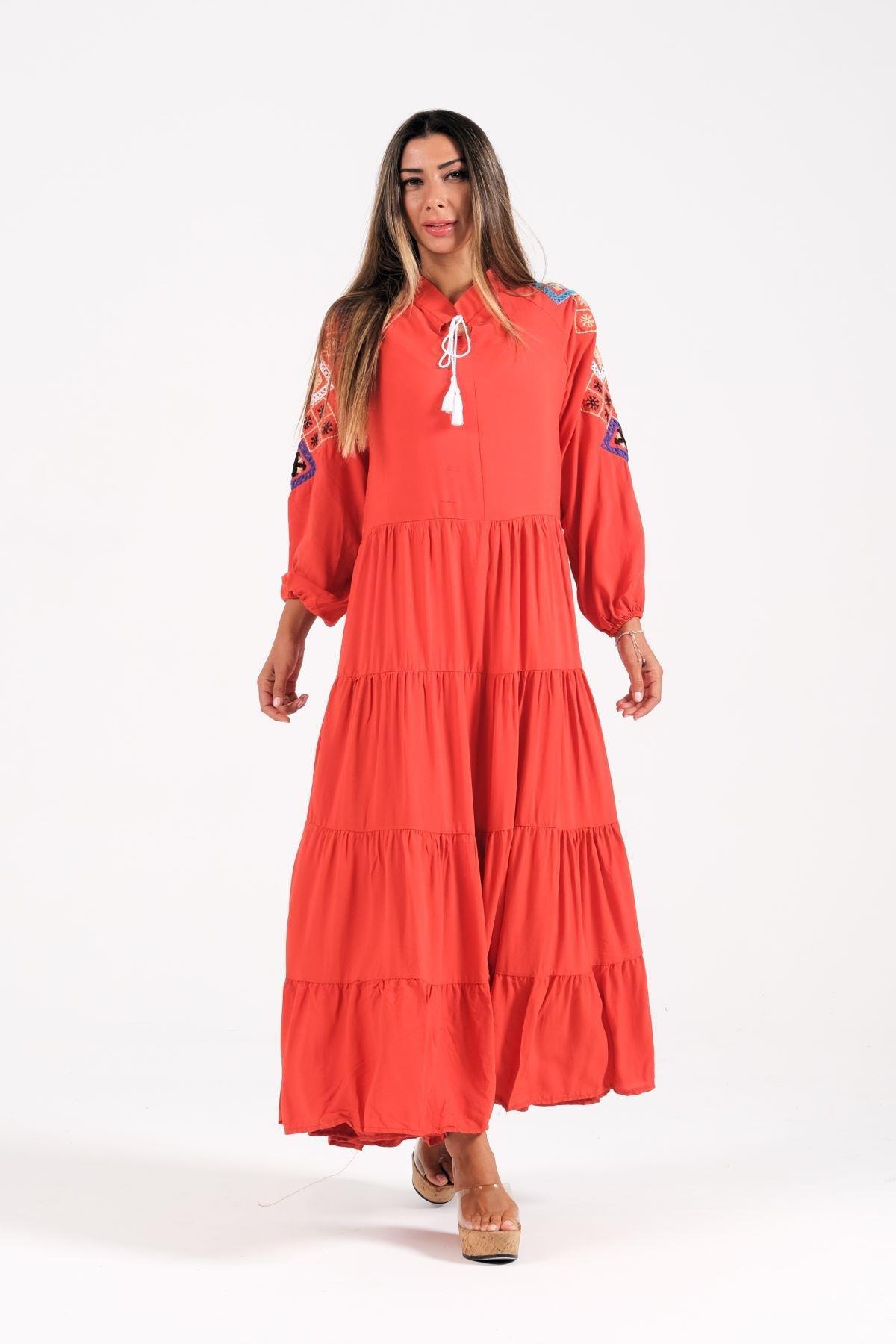 Kiremit Rengi Sıfır Yaka Kolları Nakışlı Eteği Kat Kat Uzun Elbise