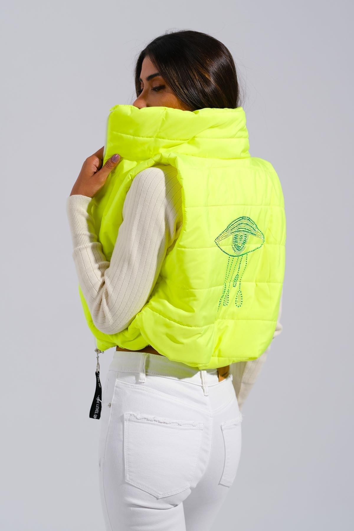 Neon Yeşil Sırtı Taş İşlemeli Dik Yaka Kısa Şişme Yelek