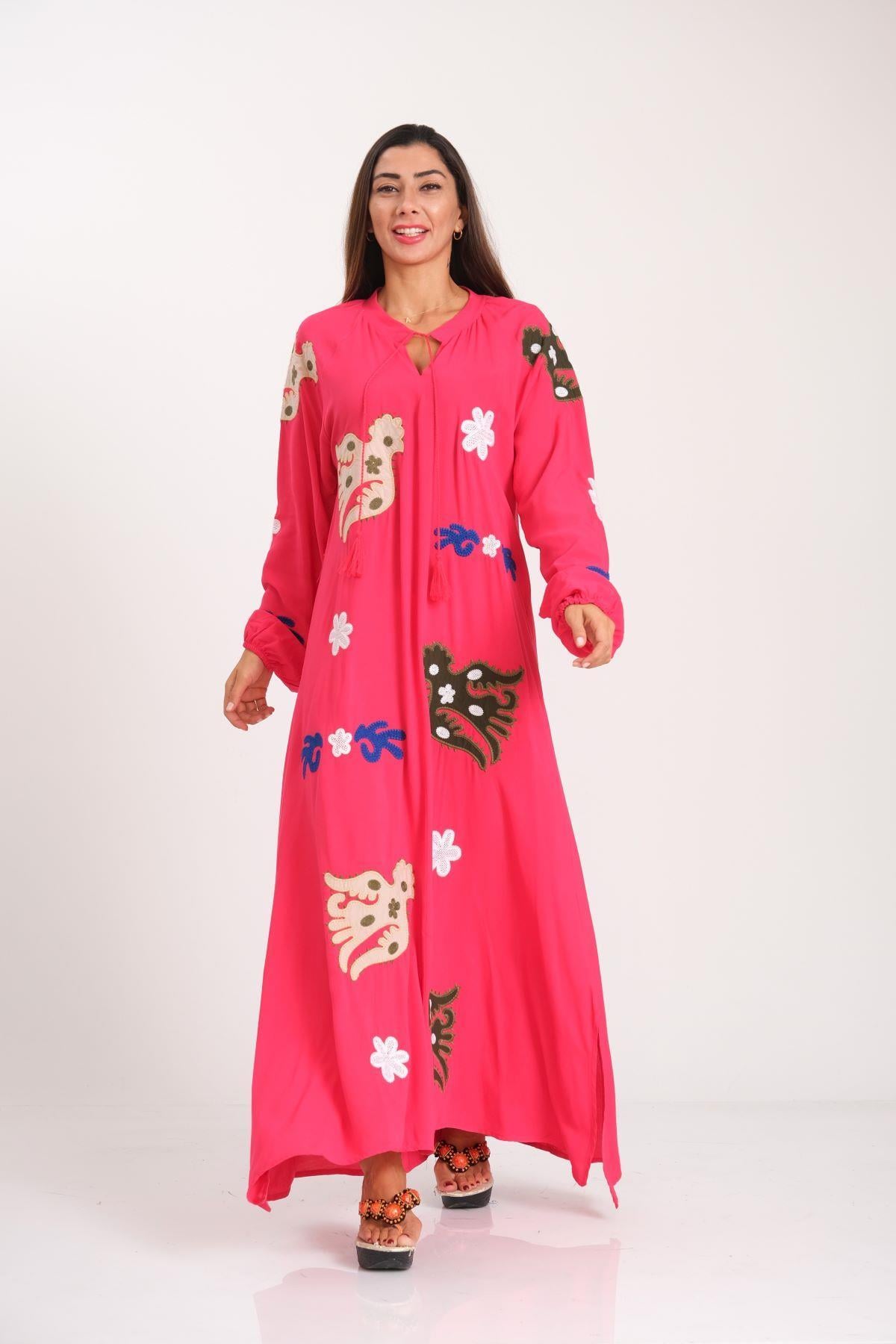 Pembe Sıfır Yaka Önü ve Kolları Nakışlı Püsküllü Uzun Elbise