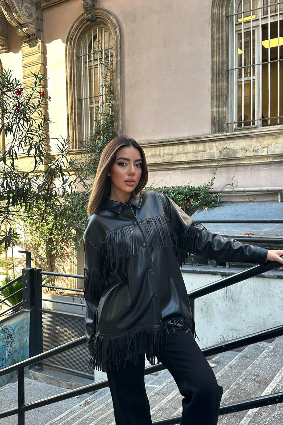 Püsküllü Deri Gömlek