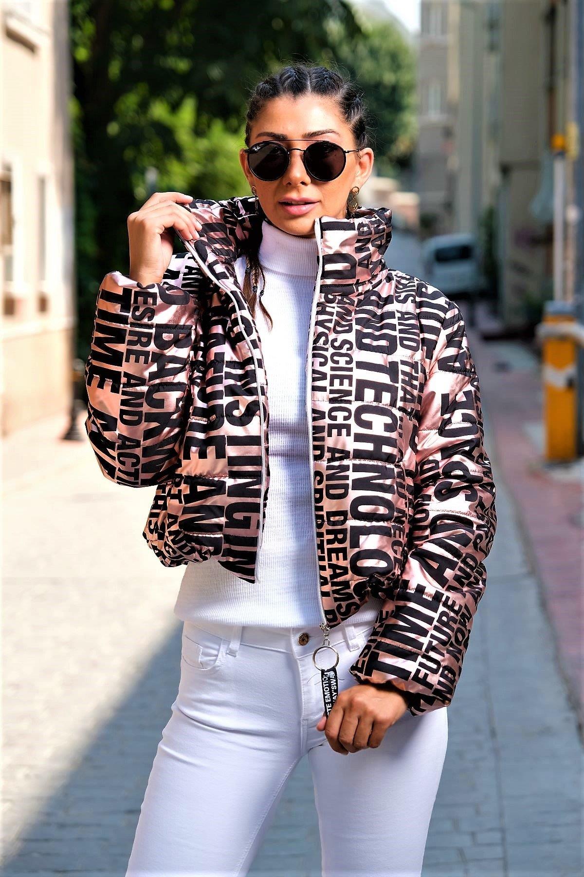 Rose Rengi Parlak Yazılı Dik Yaka Su Geçirmez Kısa Şişme Mont