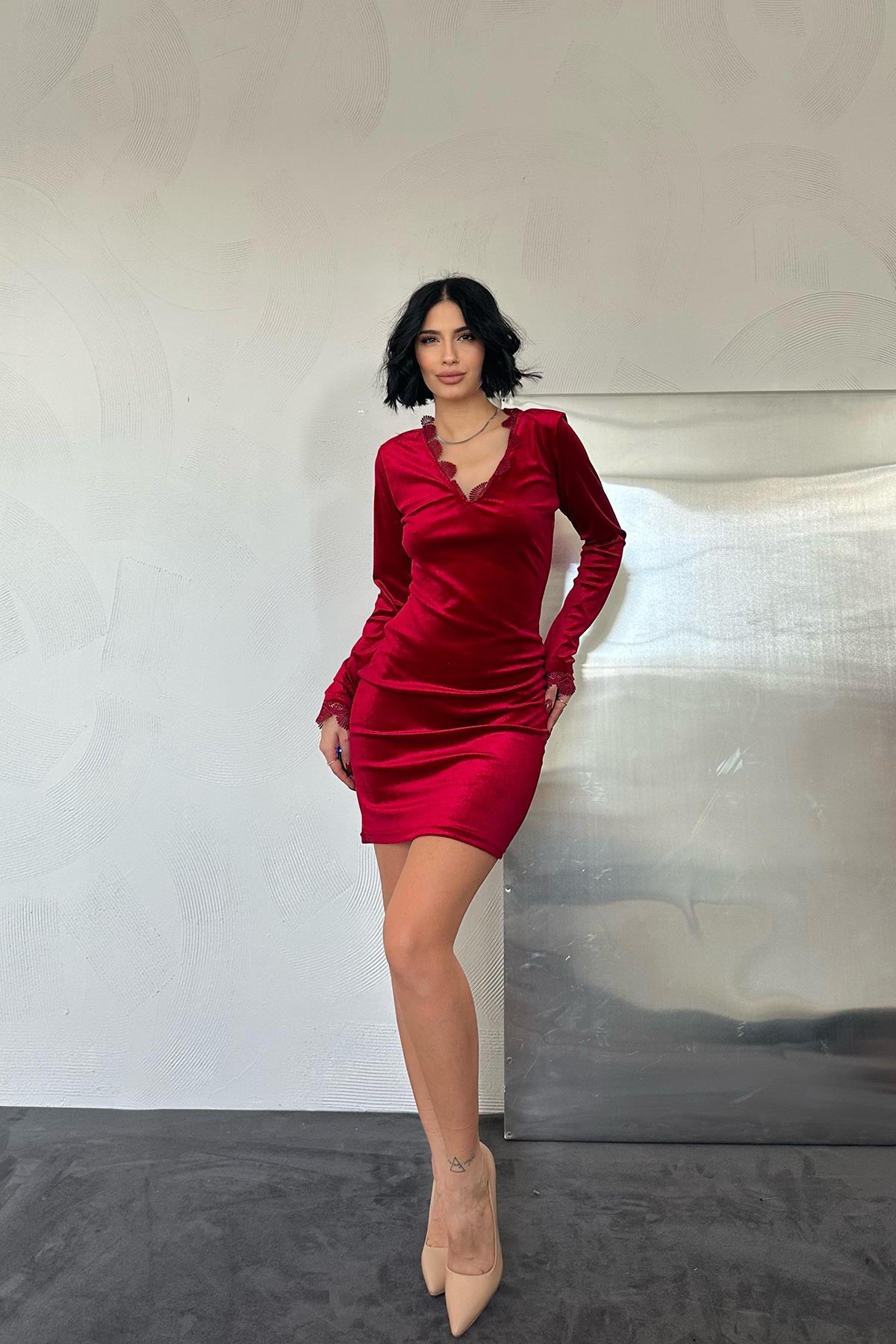 Yaka ve Kol Dantelli Mini Elbise