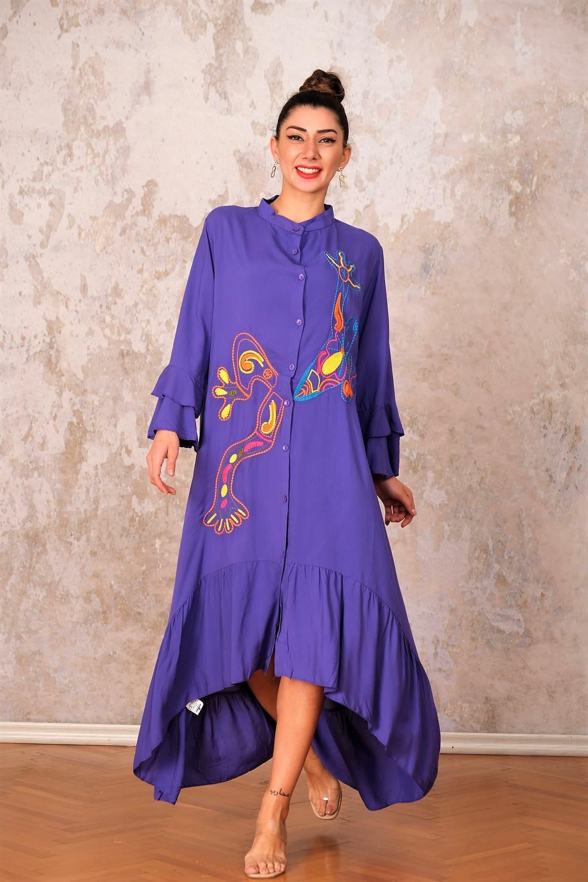 Markano Lila Langes Kleid mit Stehkragen, Ärmeln und Saum mit Rüschentaschen, bestickt in Übergröße
