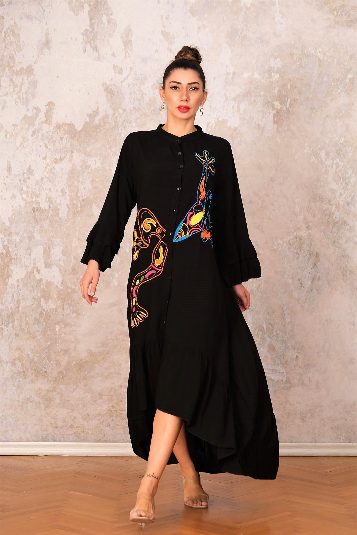Markano Schwarzes langes Kleid mit Stehkragen, bestickten Ärmeln und Rüschentaschen am Saum
