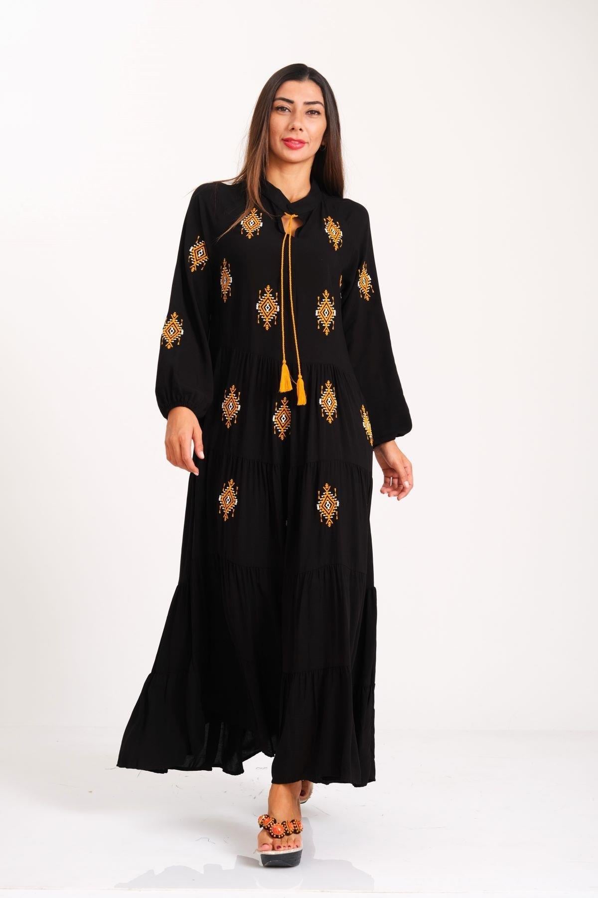 Markano Schwarzes Kleid mit authentischer Stickerei auf der Vorderseite und an den Ärmeln, Faltenrock