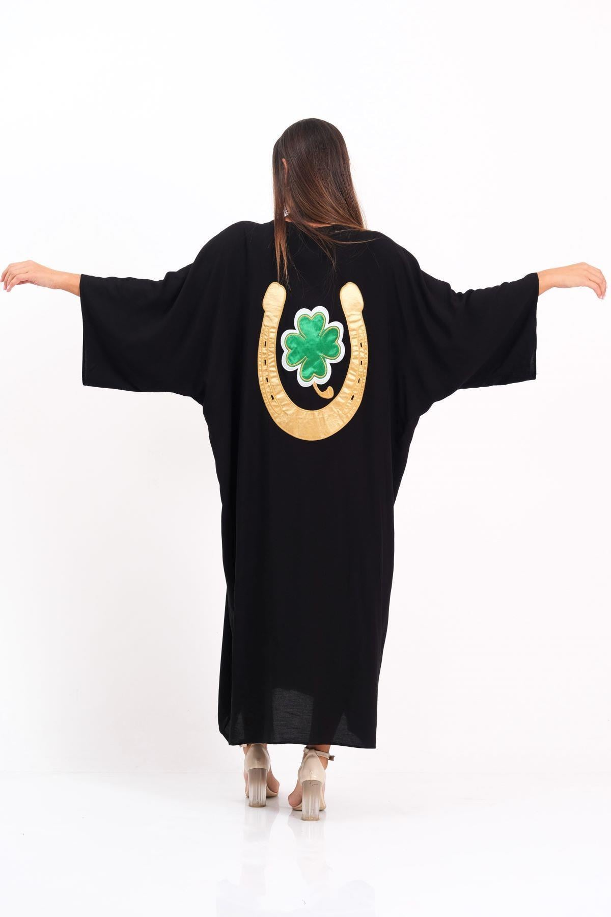 Markano Schwarzes Langarm-Shirt mit V-Ausschnitt und Kleeblatt-Stickerei auf dem Rücken und Taschen 