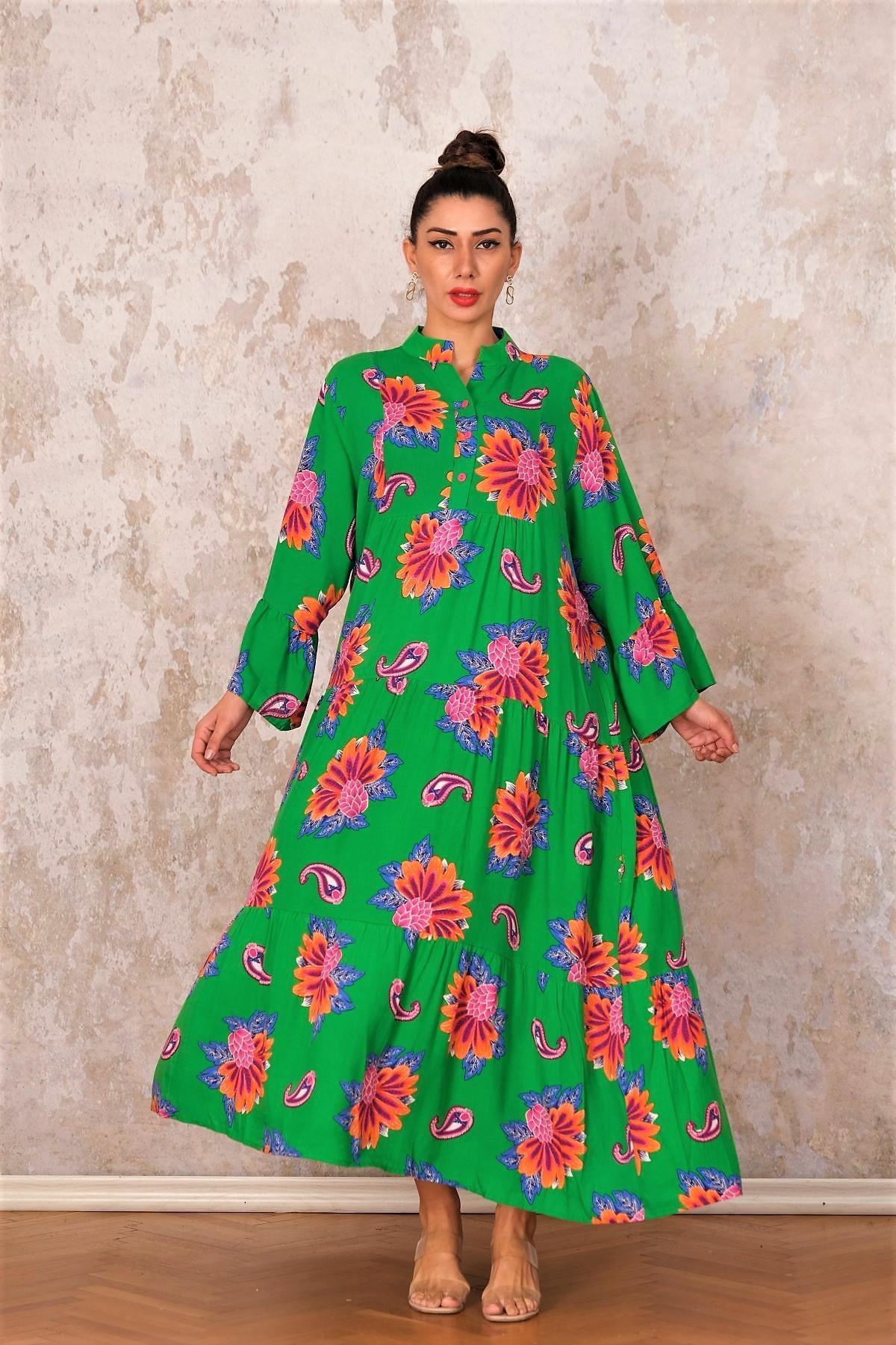 فستان ماركانو أخضر طويل مع أكمام واسعة وتنورة بطبقات من الأزهار