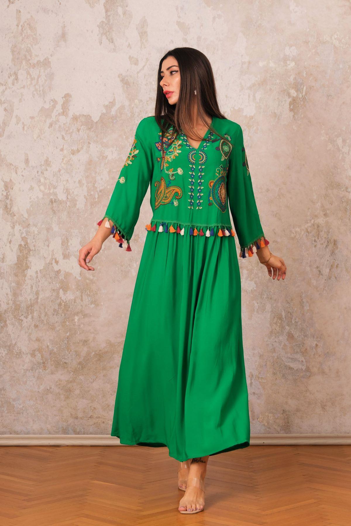 Markano Grünes langes Kleid mit V-Ausschnitt und authentisch bestickten Quasten auf der Vorderseite und an den Ärmeln