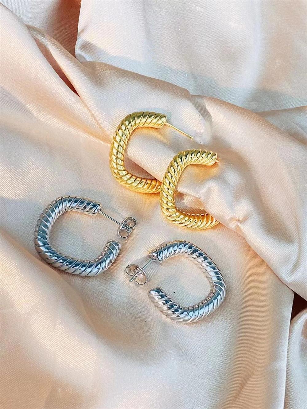 ​​​​​​​​​​​​​​Welch Çelik Kare Küpe