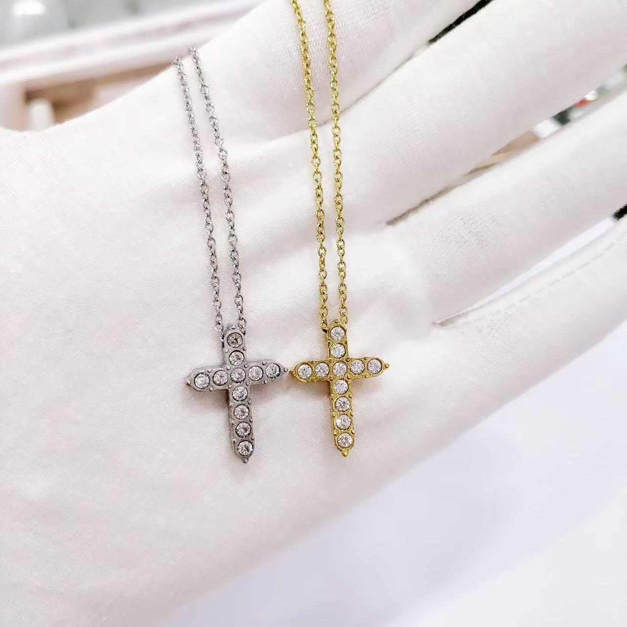 Welch Çelik Taşlı Haç Kolye