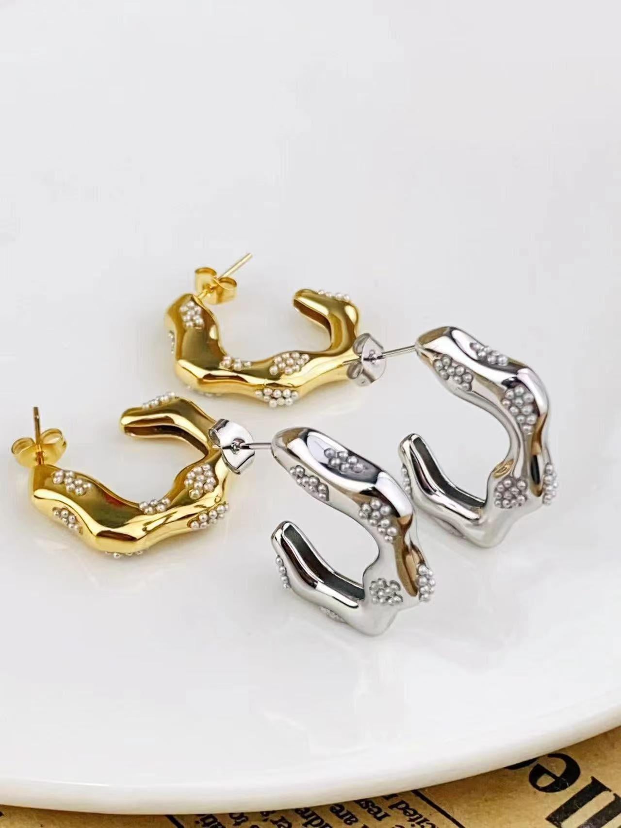 ​​​​​​​​​​​​​​Welch Çelik Yarım Halka İncili Küpe