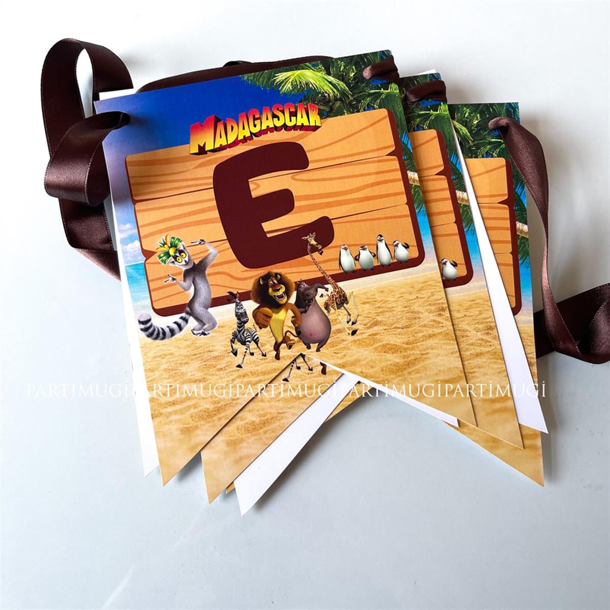 Madagaskar Temalı Harf Banner