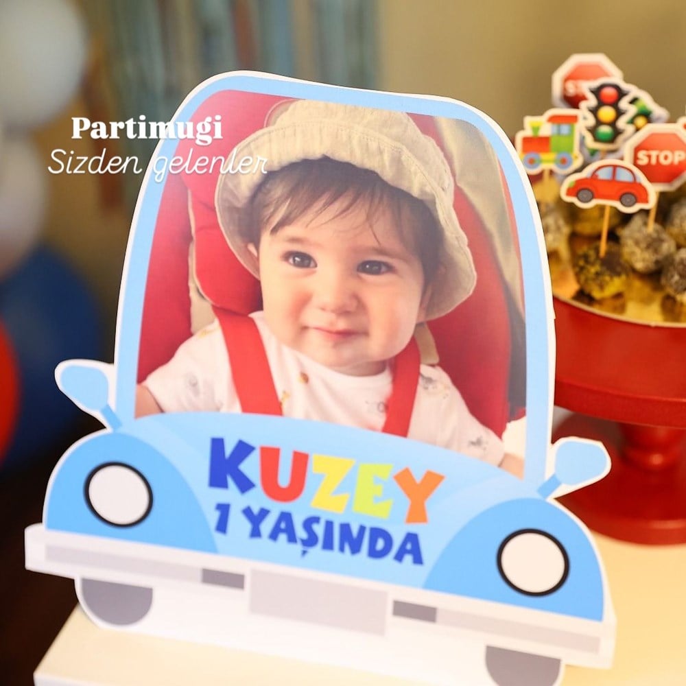 Renkli Arabalar Temalı Ayaklı Pano
