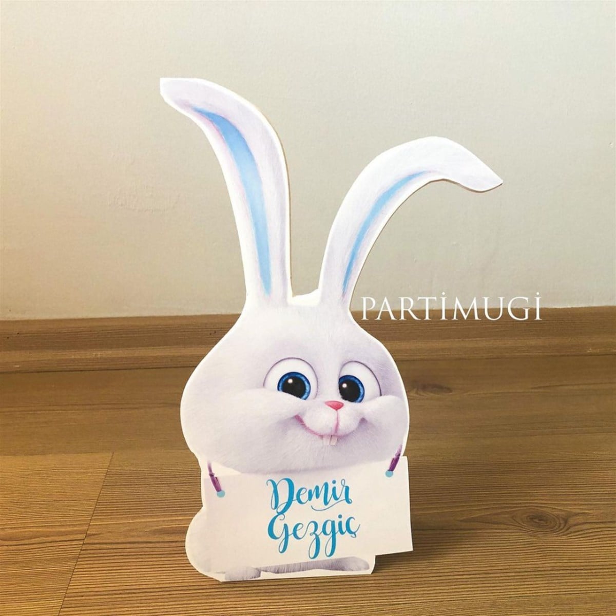 Snowy Rabbit Temalı İsimli Ayaklı Maket