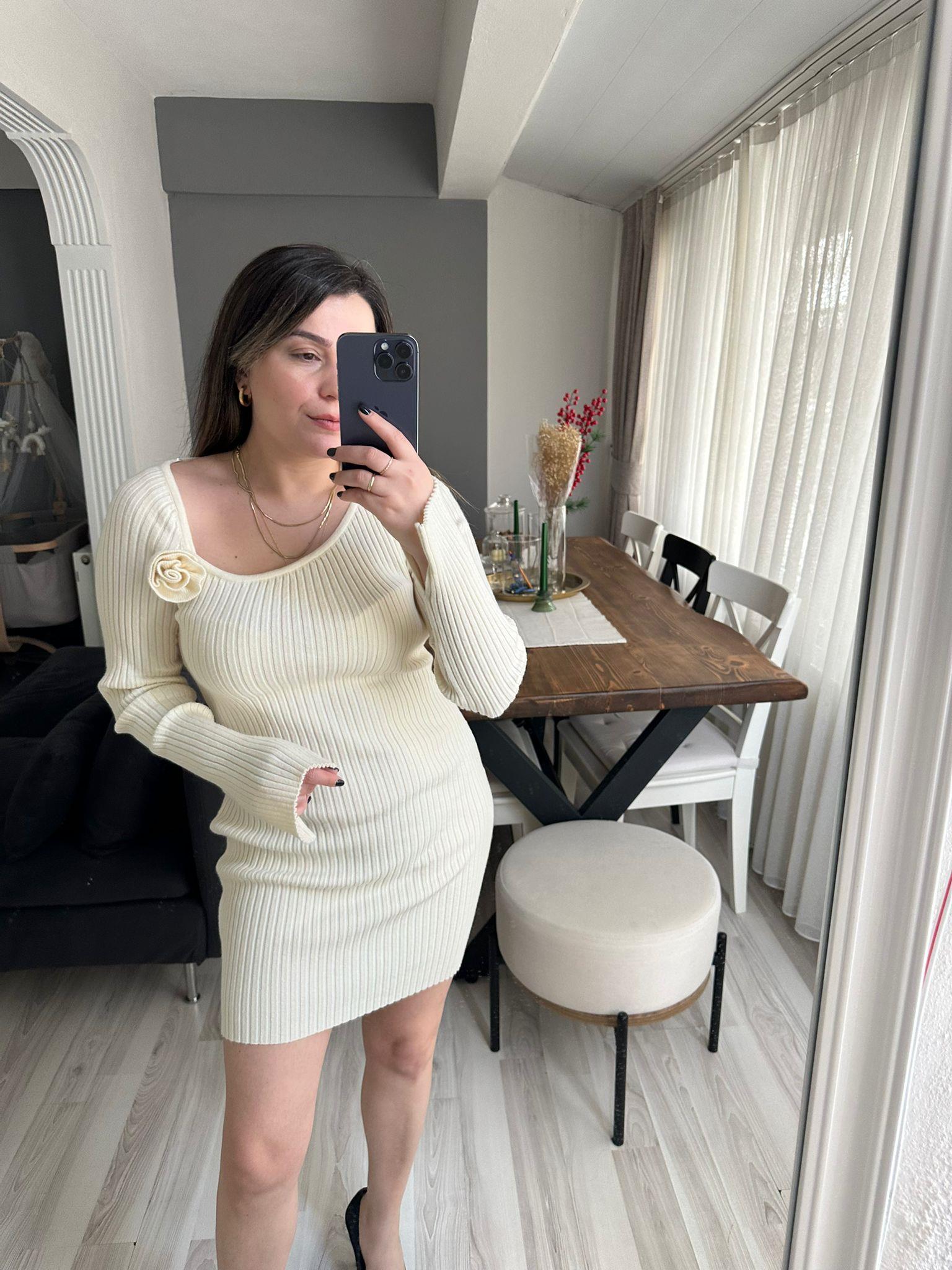 Fitilli Kol Yırtmaçlı Çiçek Motifli Triko Elbise 