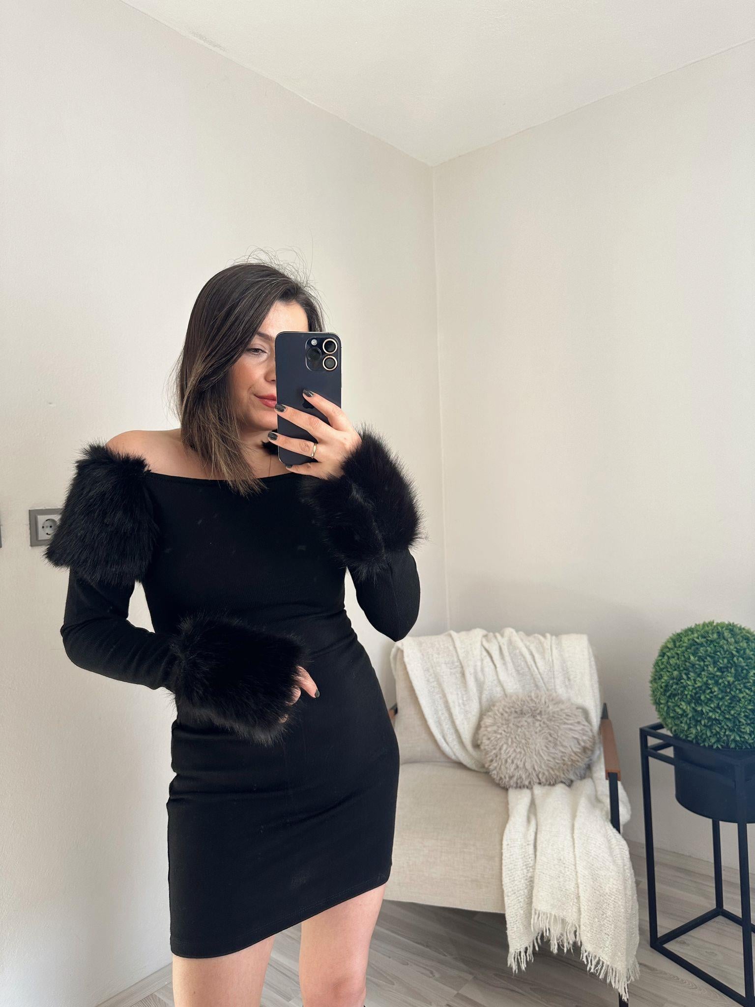Madonna Yaka Peluş Detaylı Elbise 