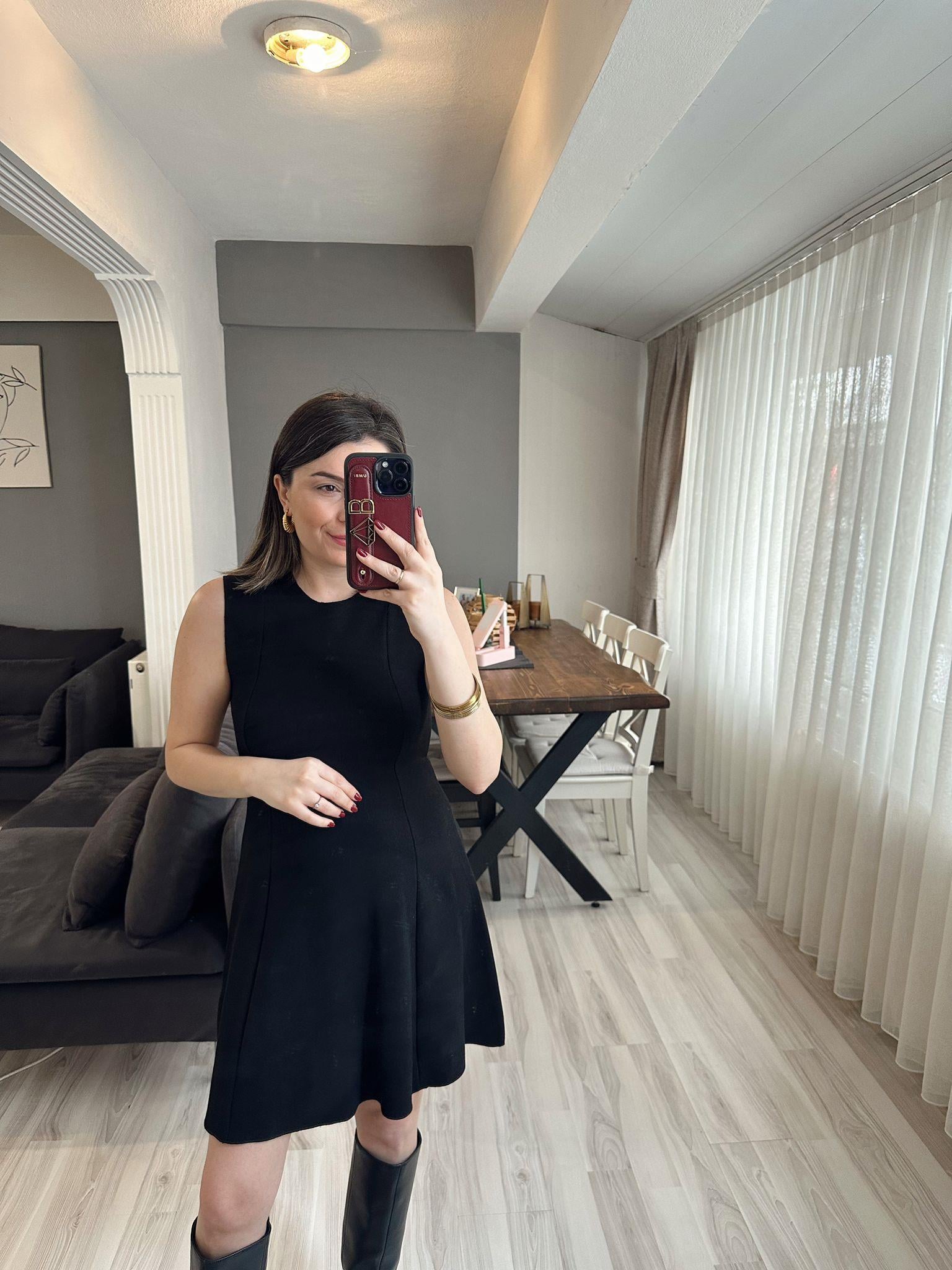 91293 Volanlı Kolsuz Siyah Elbise