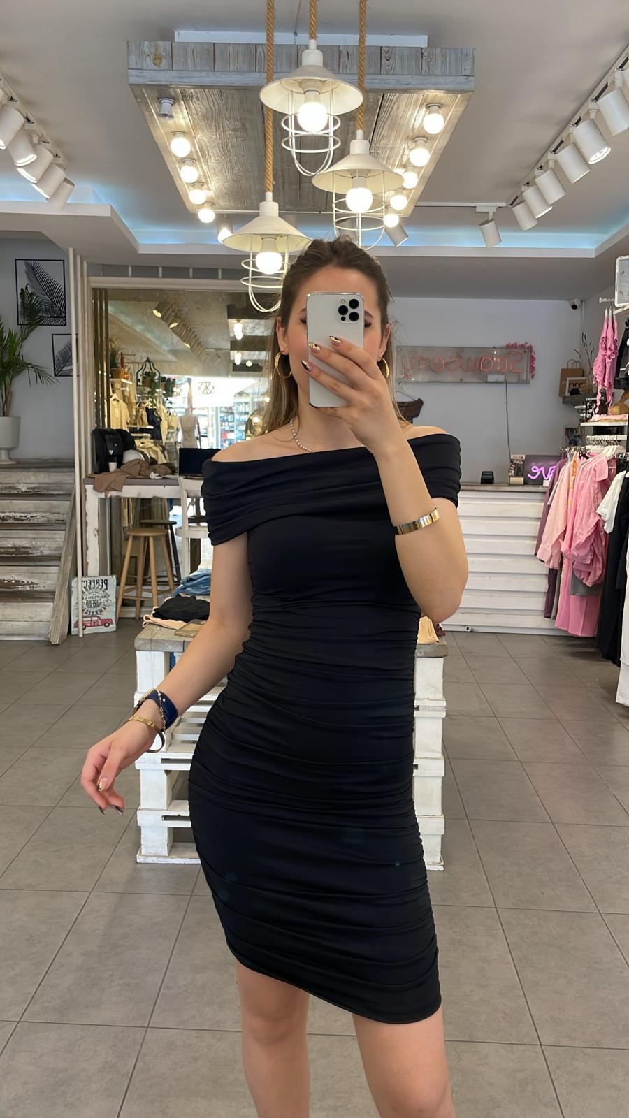 Siyah Omuzları Açık Büzgülü Elbise 