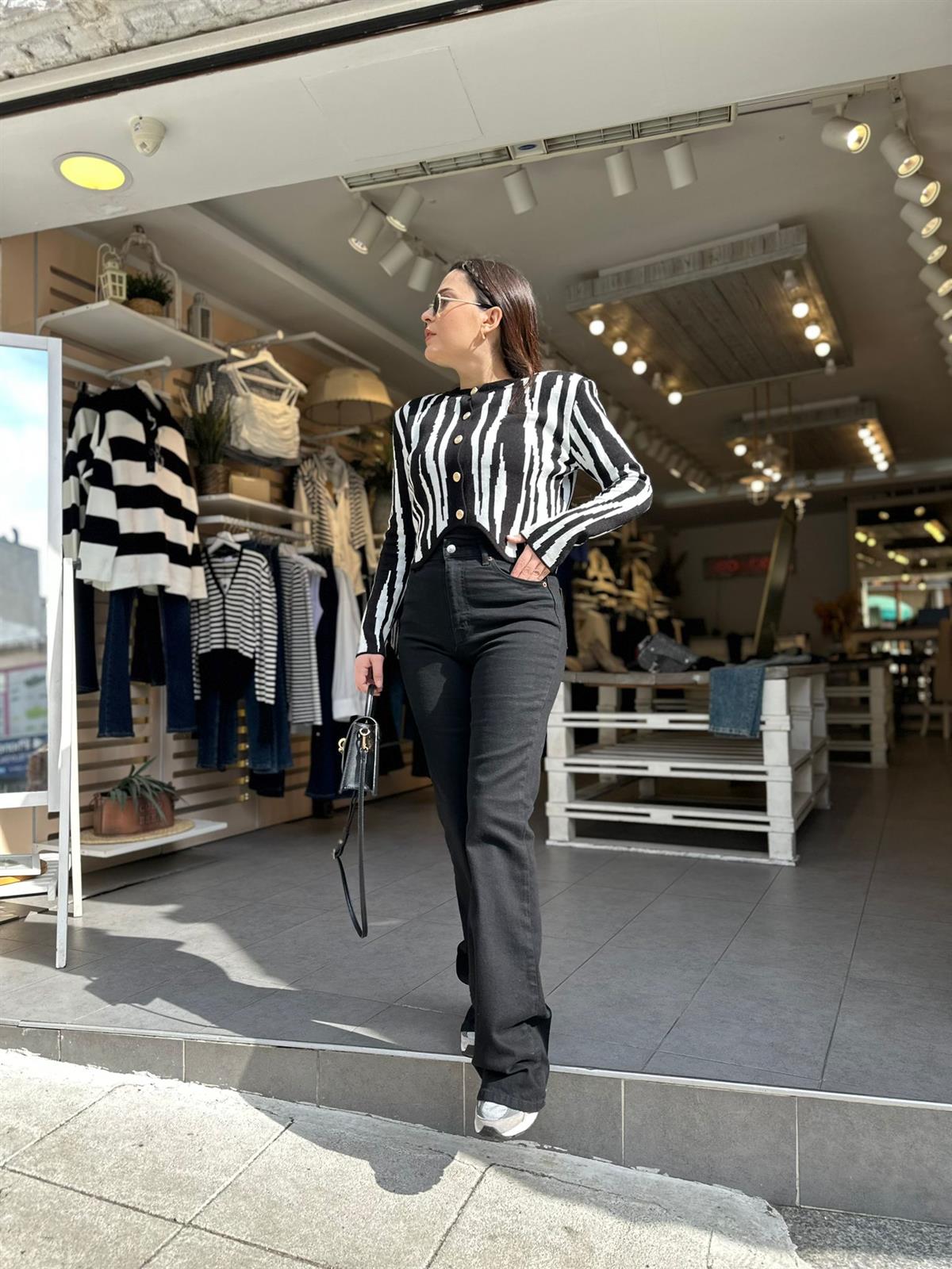 İspanyol Paça Siyah Jean  | StrawberryWear