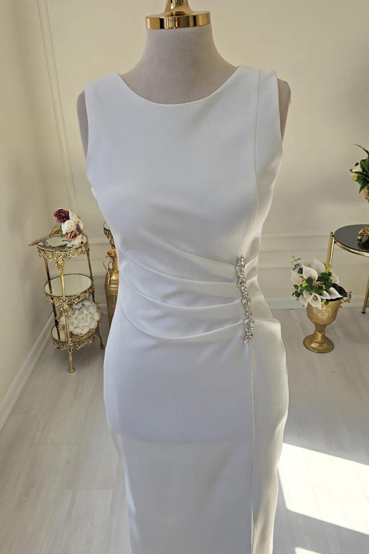 Beyaz Beli Taşlı Otrişli Elbise 8276