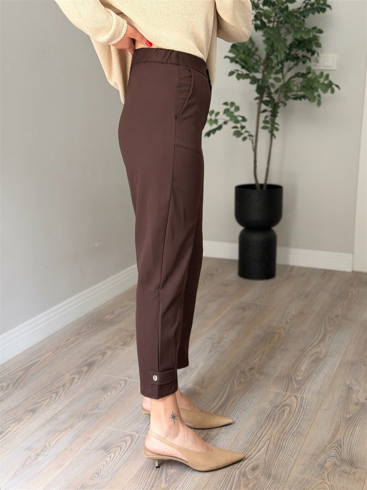 Paça Detaylı Likralı Pantolon - Kahve