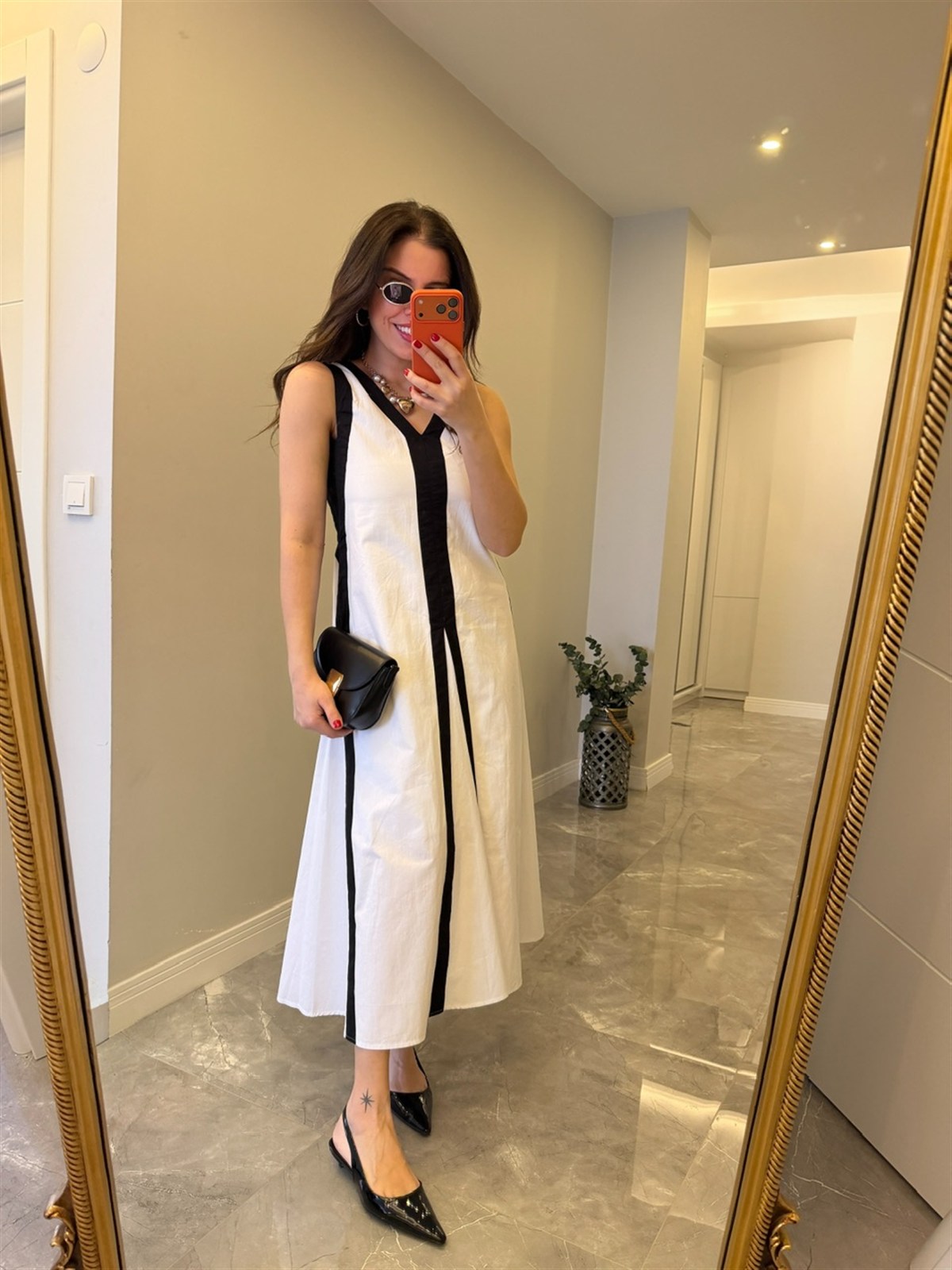 V Yaka Siyah Beyaz Poplin Elbise