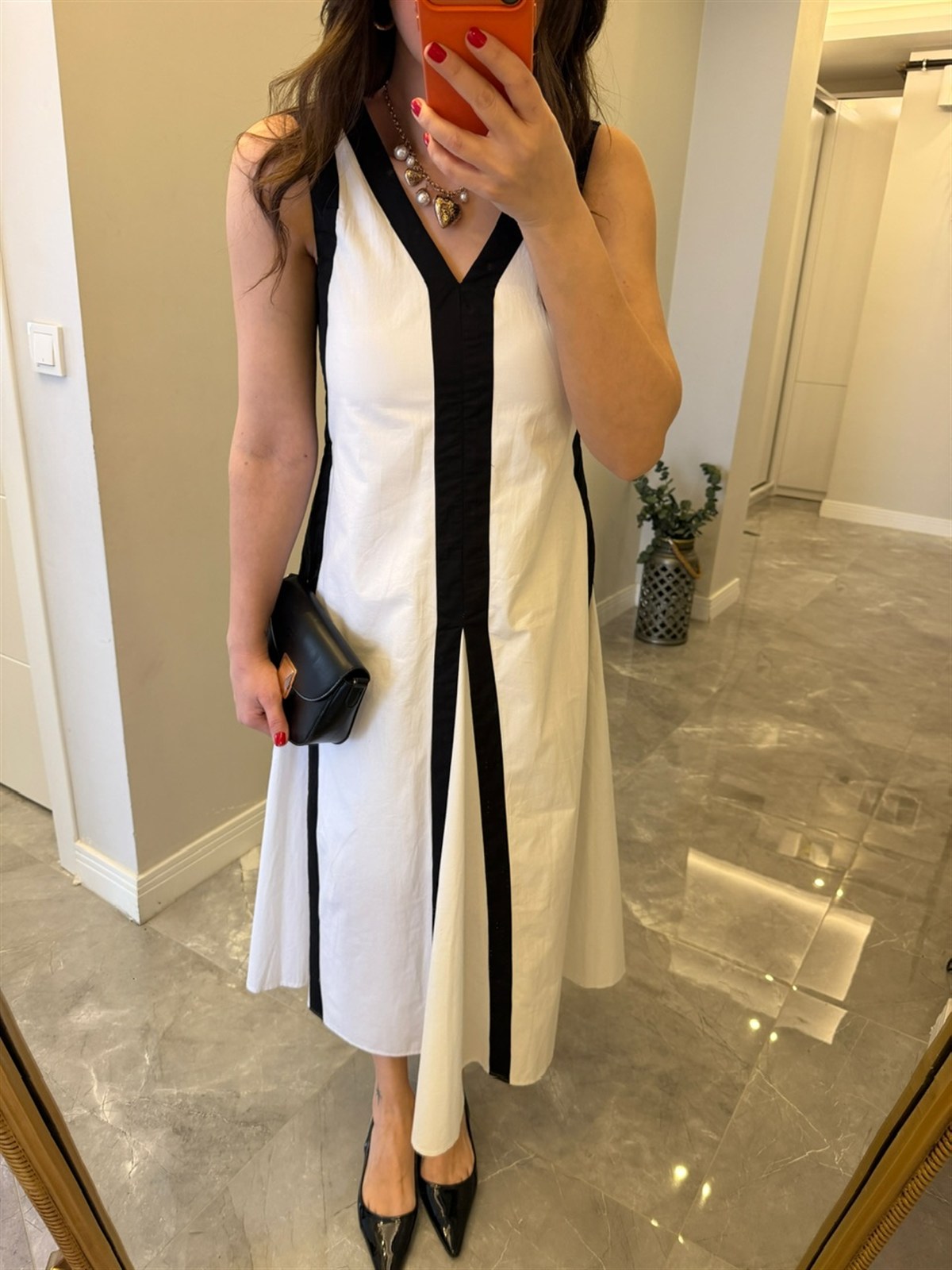 V Yaka Siyah Beyaz Poplin Elbise