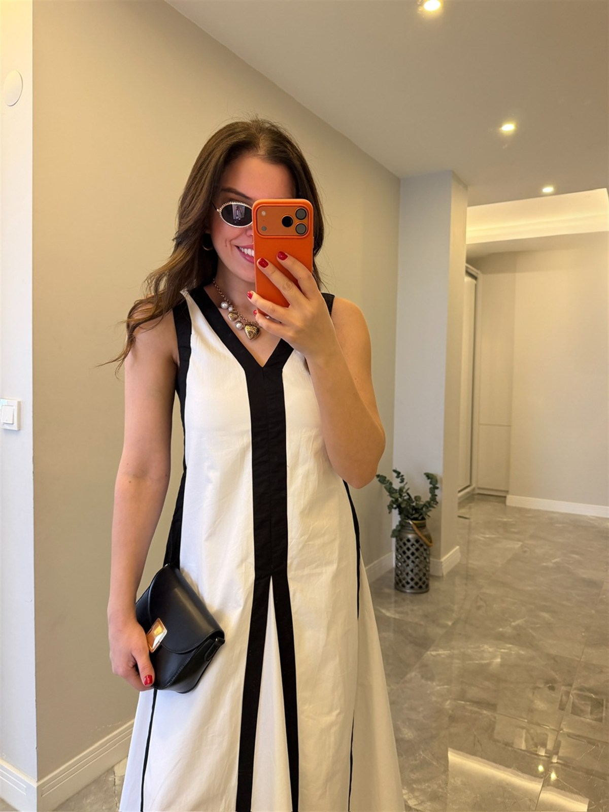 V Yaka Siyah Beyaz Poplin Elbise