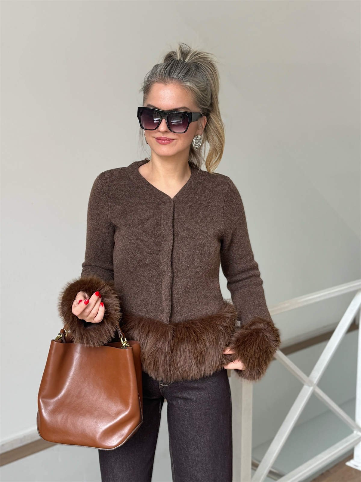 Beli ve Kolları Kürklü Triko Hırka - Kahverengi