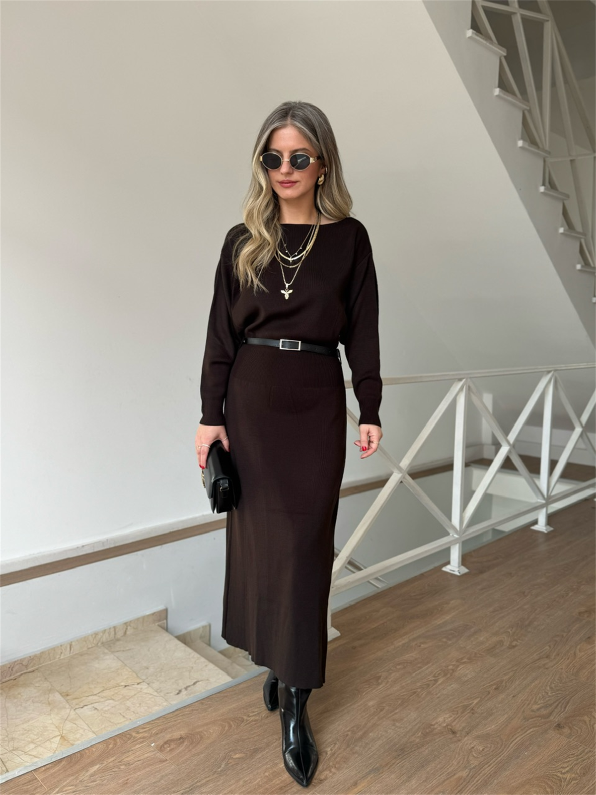 Kayık Yaka Kemerli Maxi Triko Elbise - Kahverengi