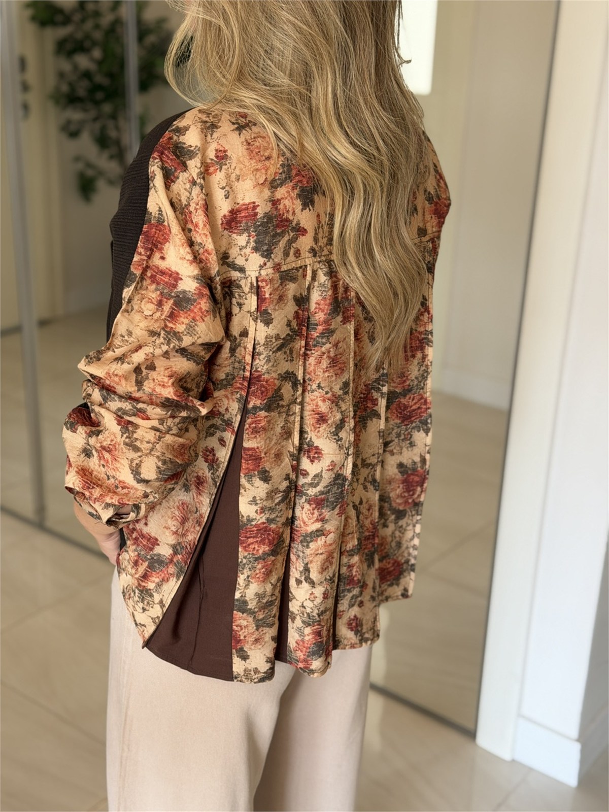 Arkası Çiçek Desenli Tasarım Sweatshirt-Kahve