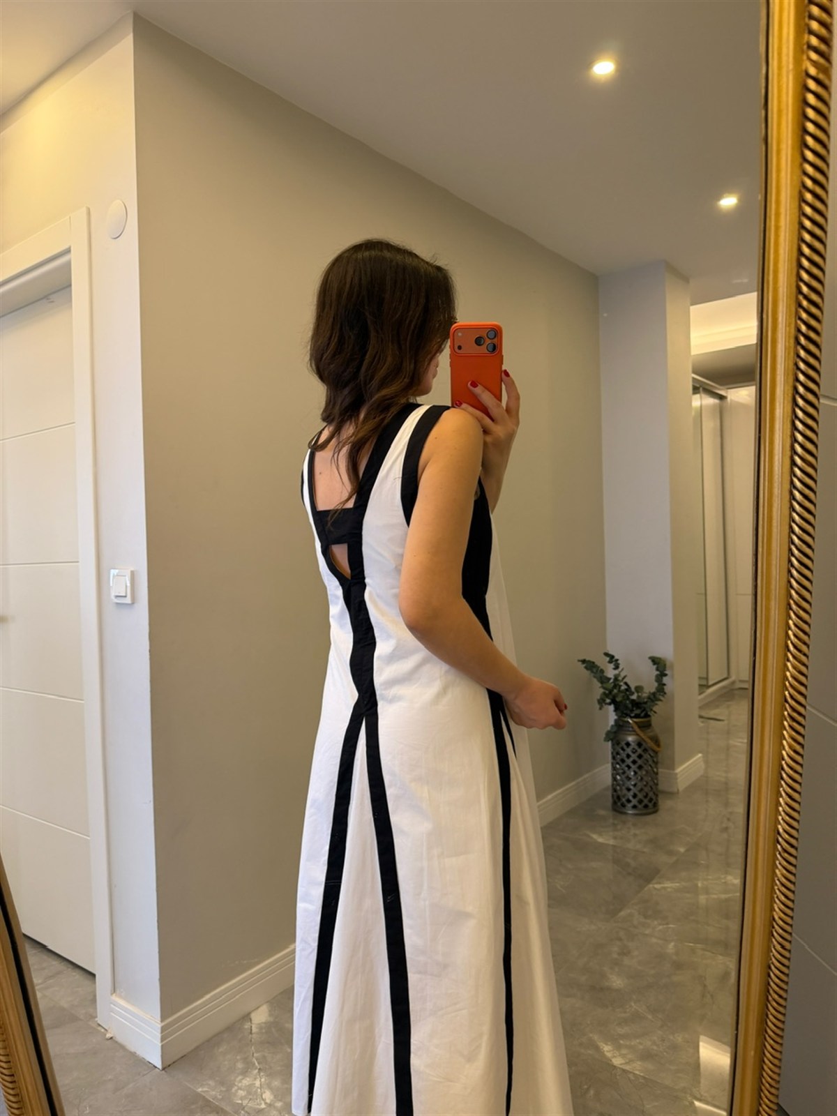 V Yaka Siyah Beyaz Poplin Elbise