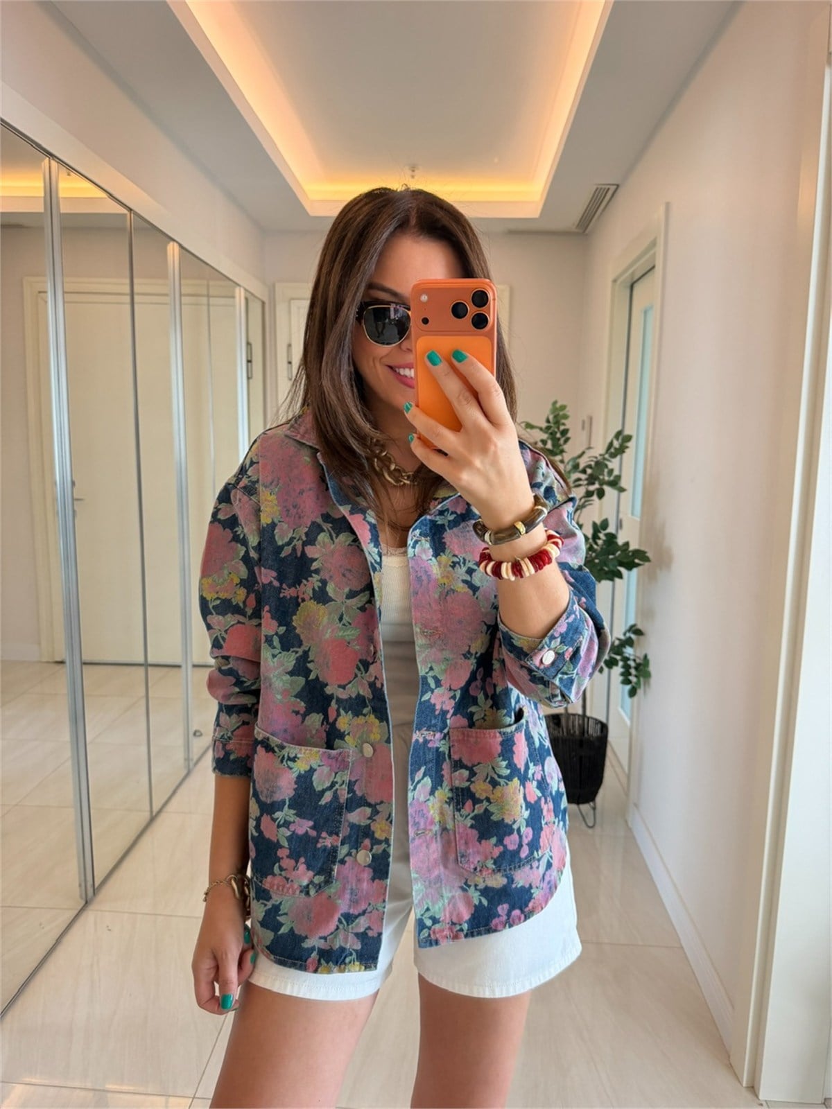 Çiçek Desenli Eskitme Denim Ceket