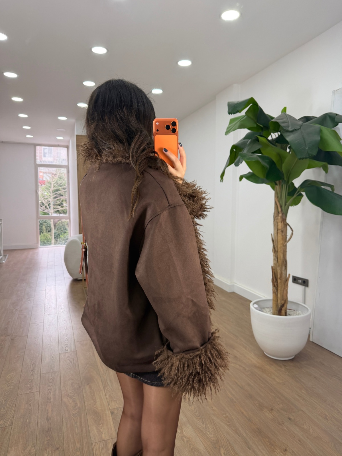 Yakası Kolları Kürklü Süet Ceket 