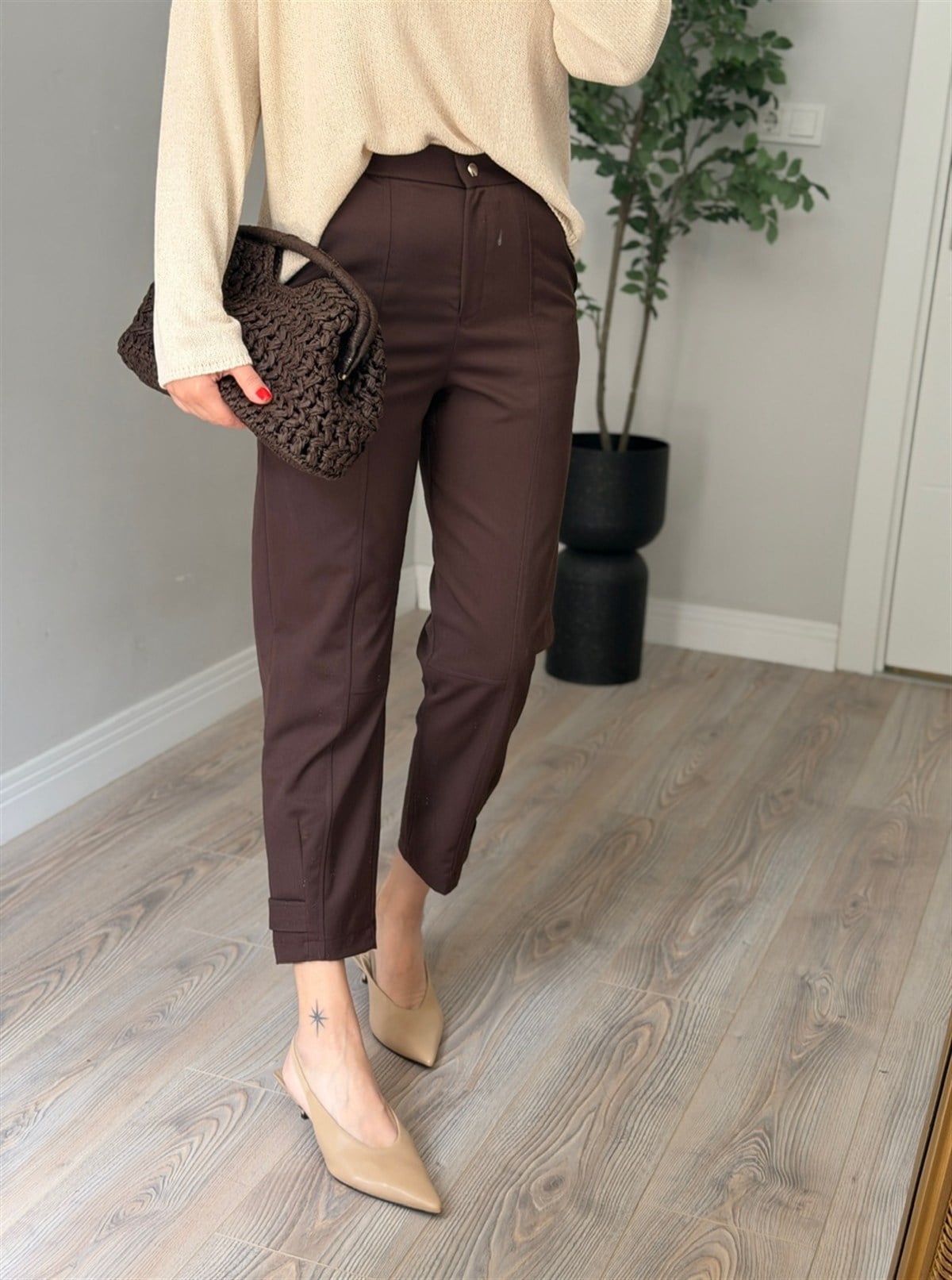 Paça Detaylı Likralı Pantolon - Kahve