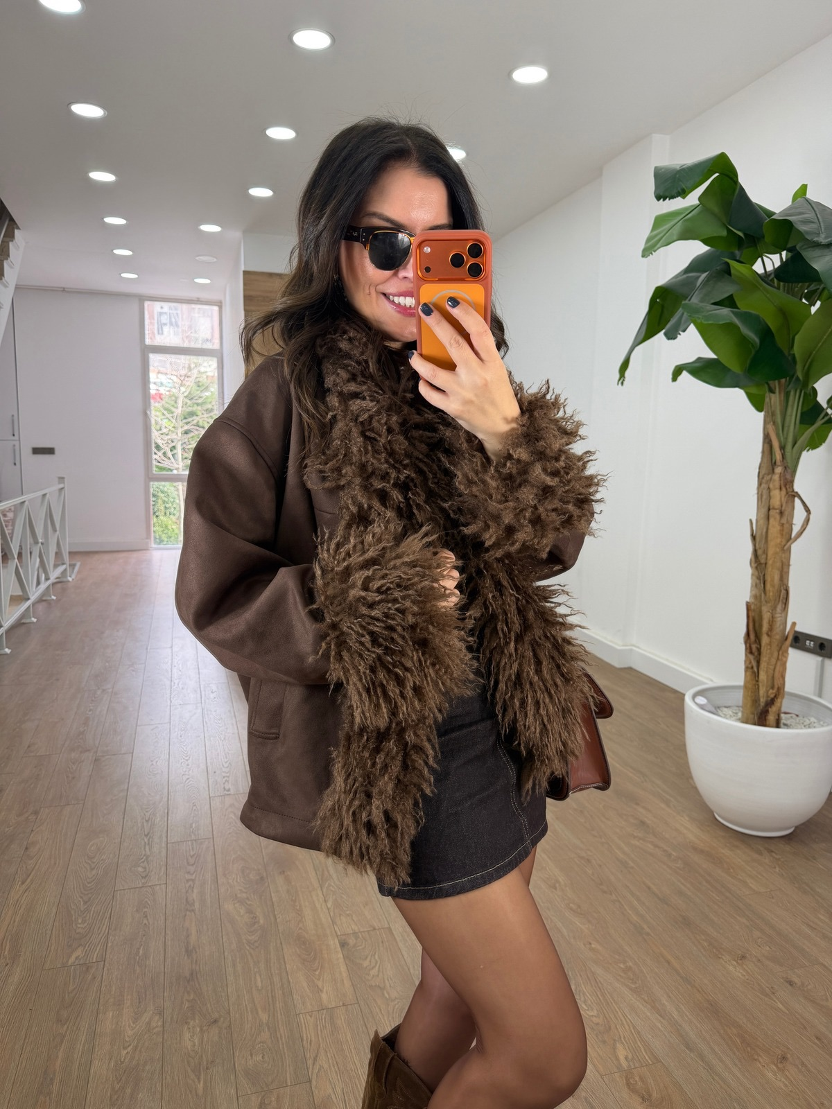 Yakası Kolları Kürklü Süet Ceket 