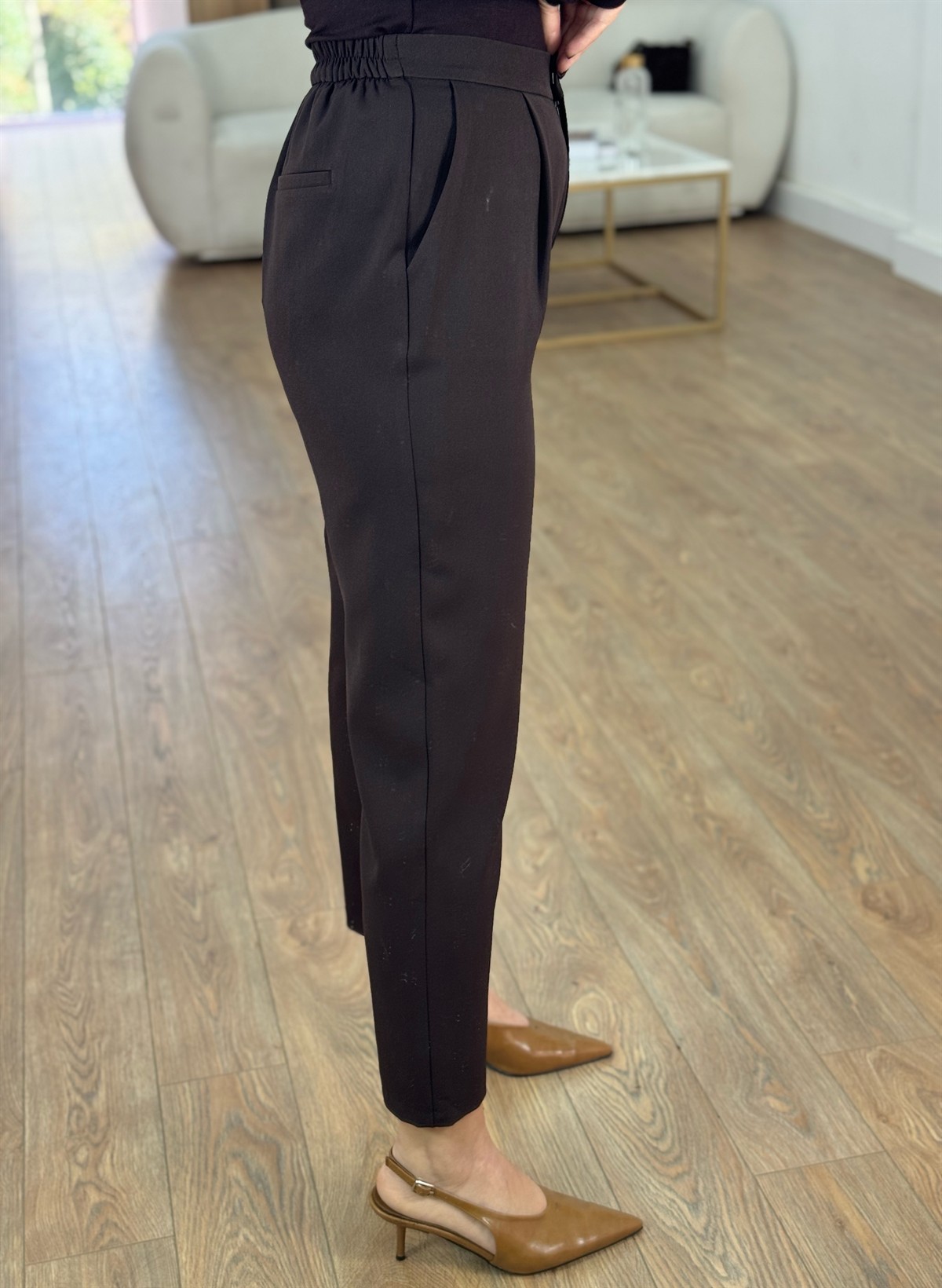 Arka Beli Lastikli Havuç Pantolon - Kahverengi