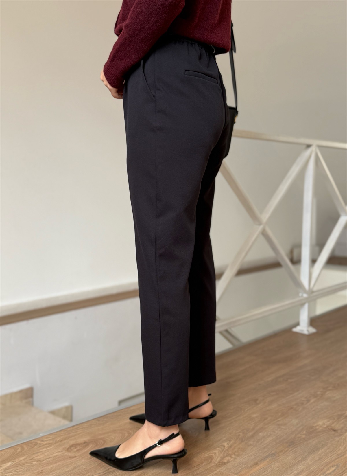 Arka Beli Lastikli Havuç Pantolon - Siyah