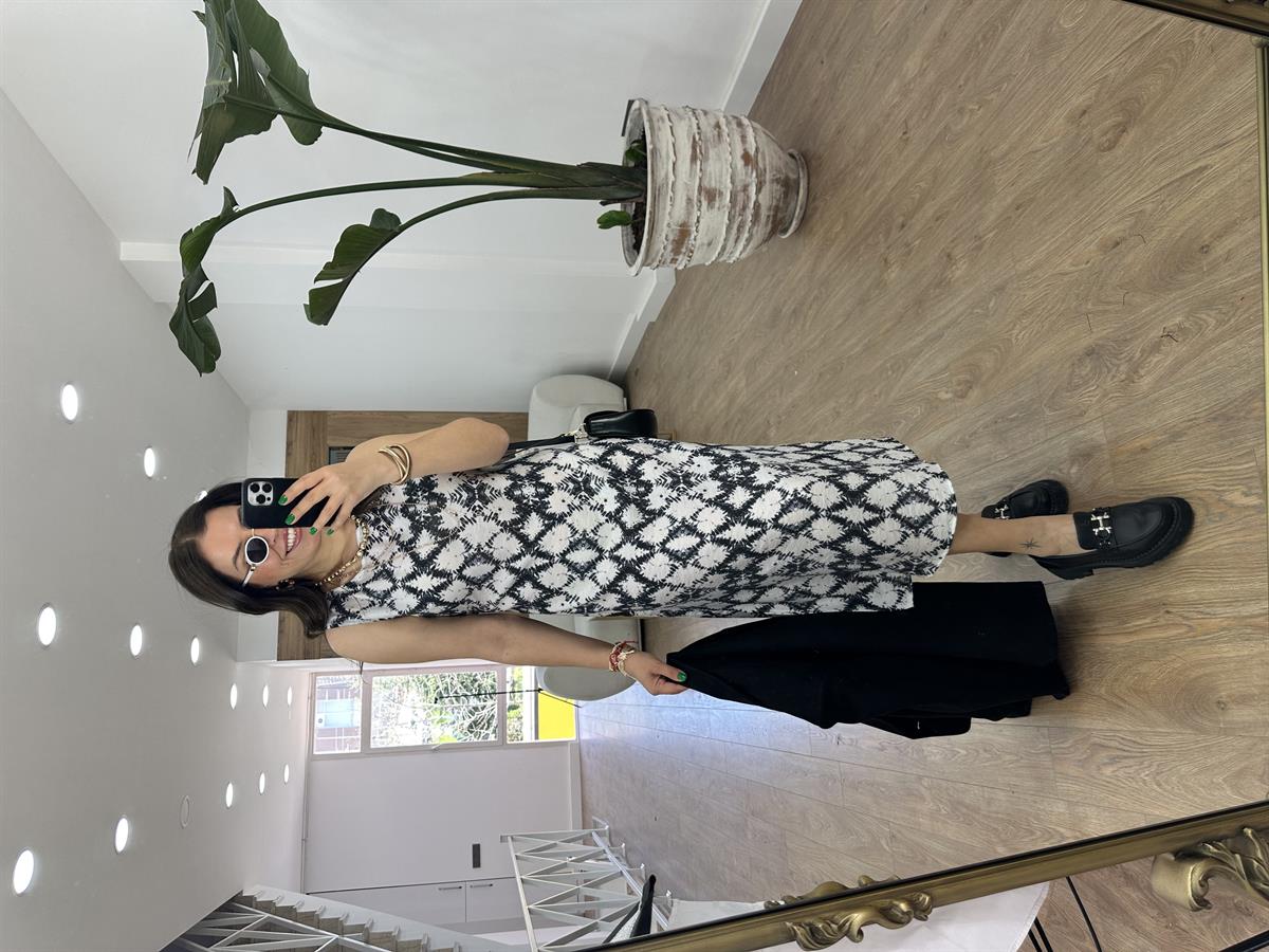 Arka Beli Lastikli Yandan Yırtmaçlı Tiril Elbise-Siyah