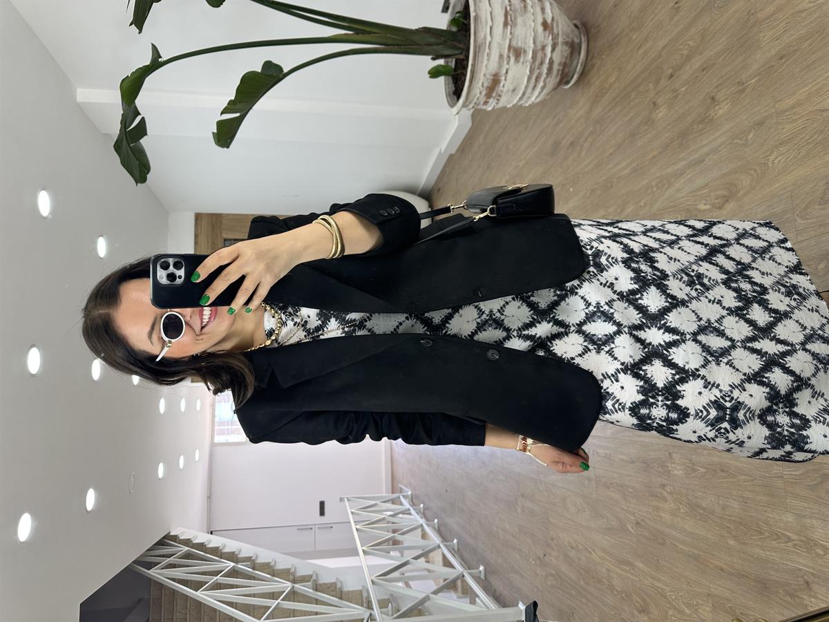 Arka Beli Lastikli Yandan Yırtmaçlı Tiril Elbise-Siyah