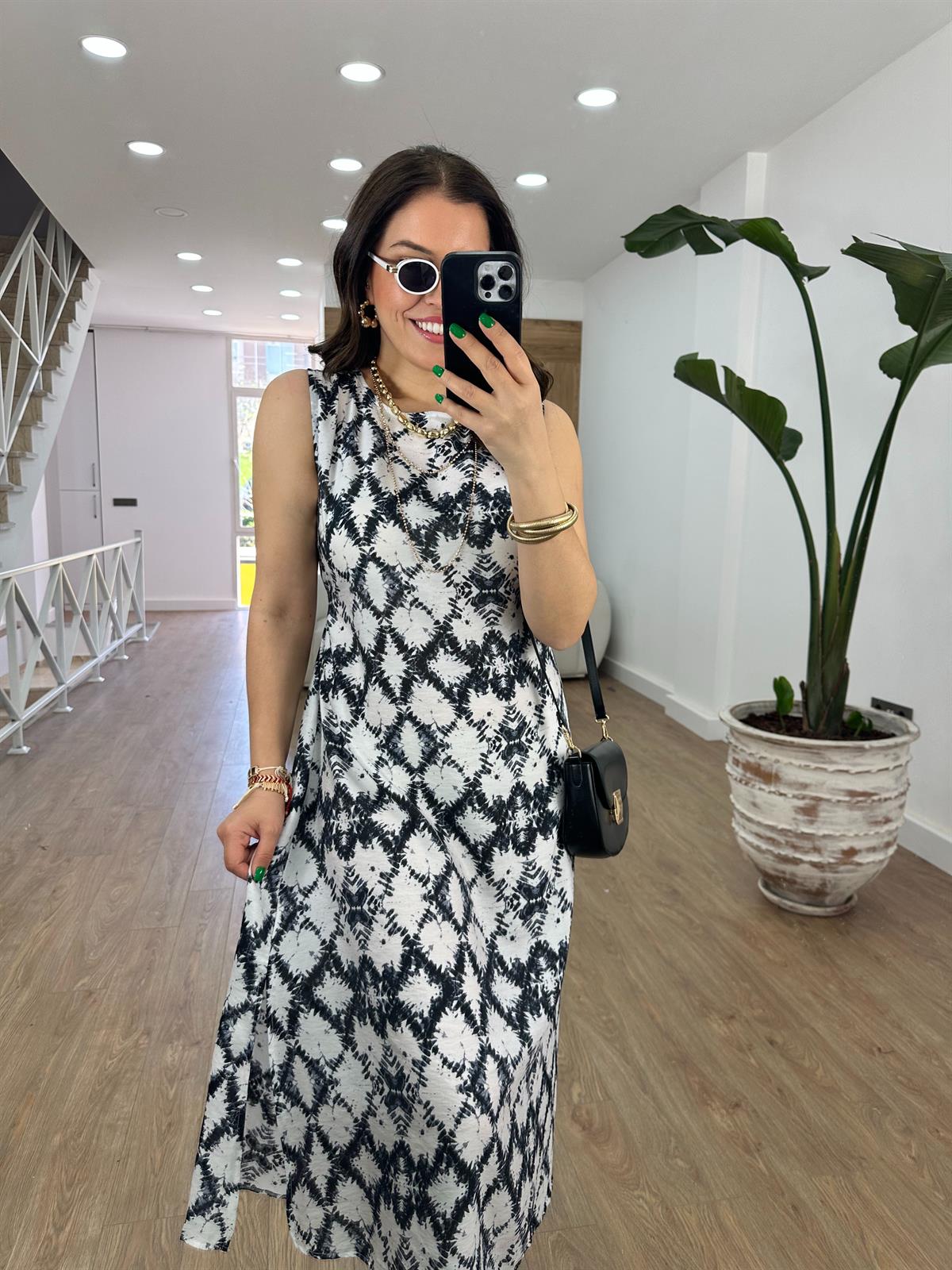 Arka Beli Lastikli Yandan Yırtmaçlı Tiril Elbise-Siyah