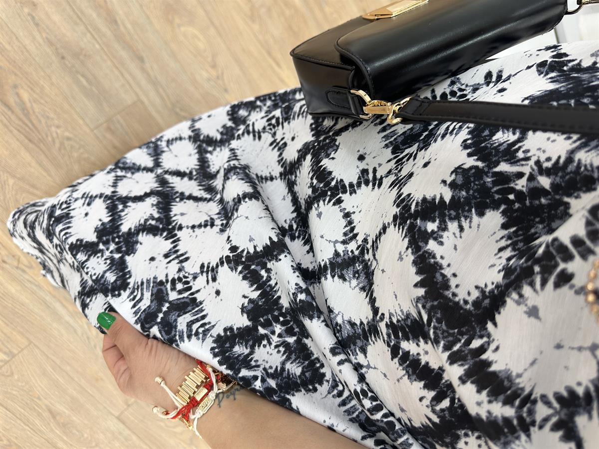 Arka Beli Lastikli Yandan Yırtmaçlı Tiril Elbise-Siyah